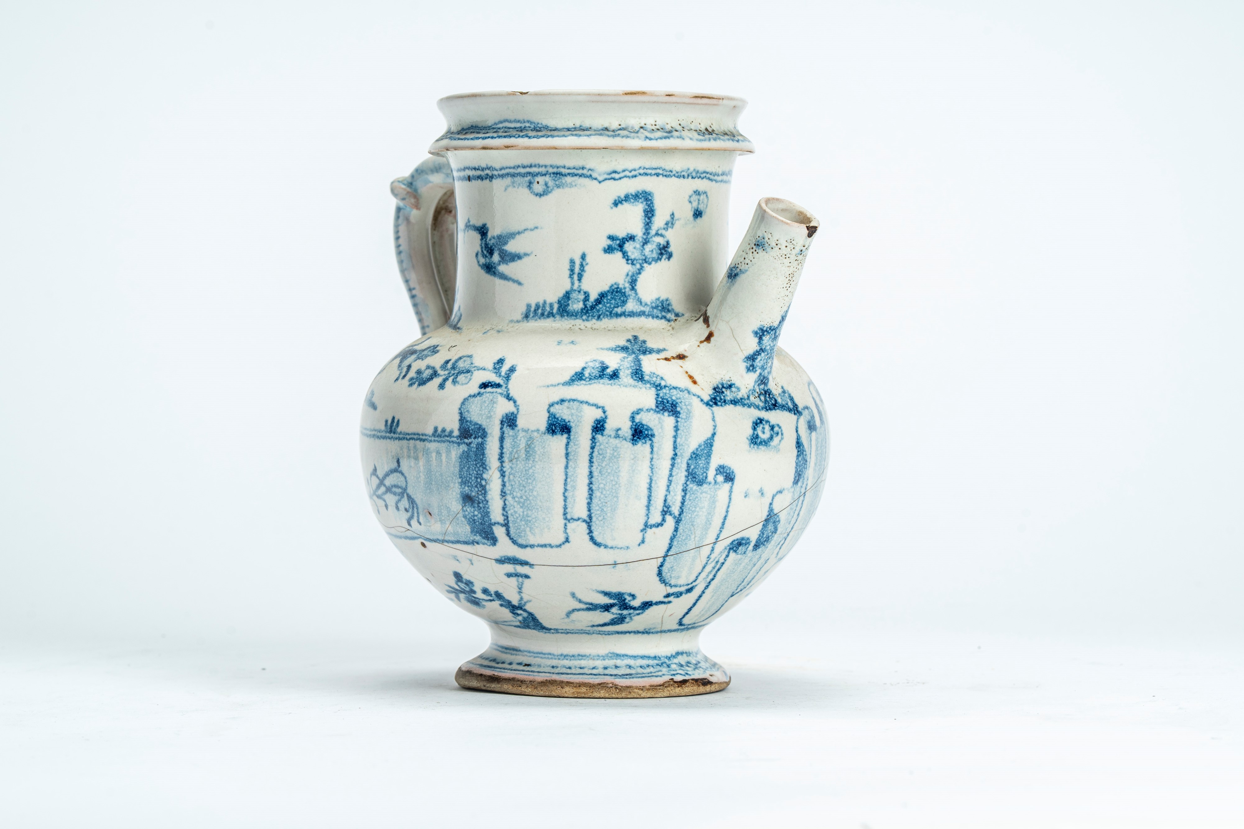 Boccale in maiolica con decoro blu cobalto orientalizzante "a tappezzeria" interrotto da cartigli...