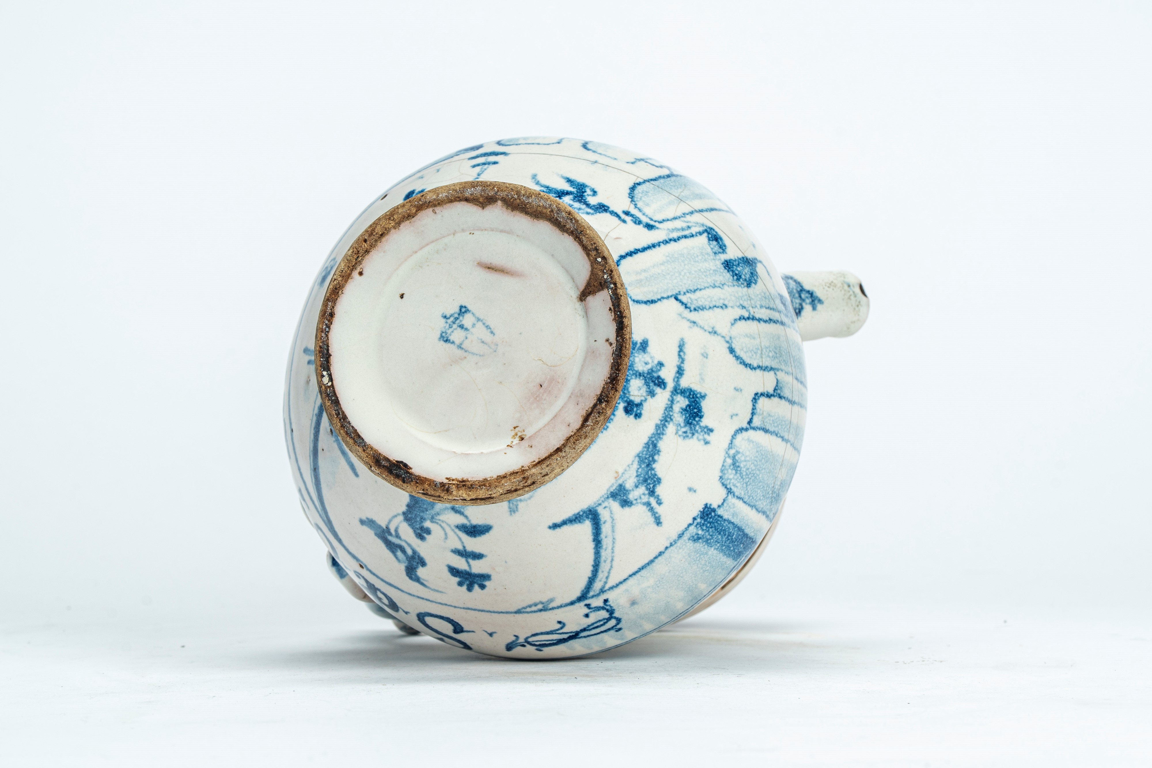 Boccale in maiolica con decoro blu cobalto orientalizzante "a tappezzeria" interrotto da cartigli...