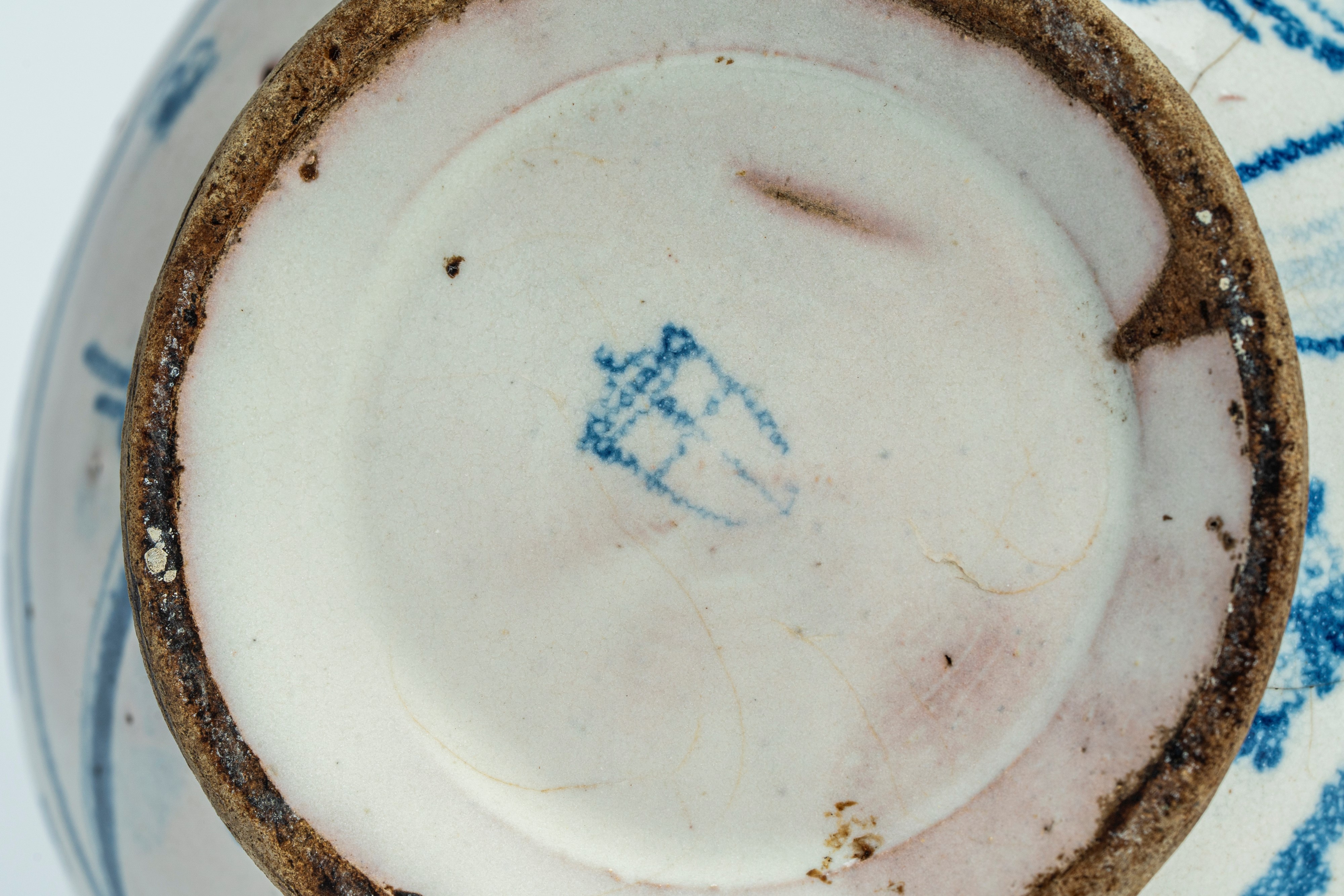 Boccale in maiolica con decoro blu cobalto orientalizzante "a tappezzeria" interrotto da cartigli...