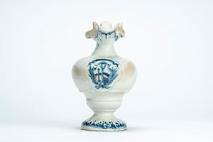 Stagnara con versatoio "a bocca di lepre" in maiolica con decoro blu cobalto a stemma. Savona, Fabbrica Salamone, fine secolo XVIII