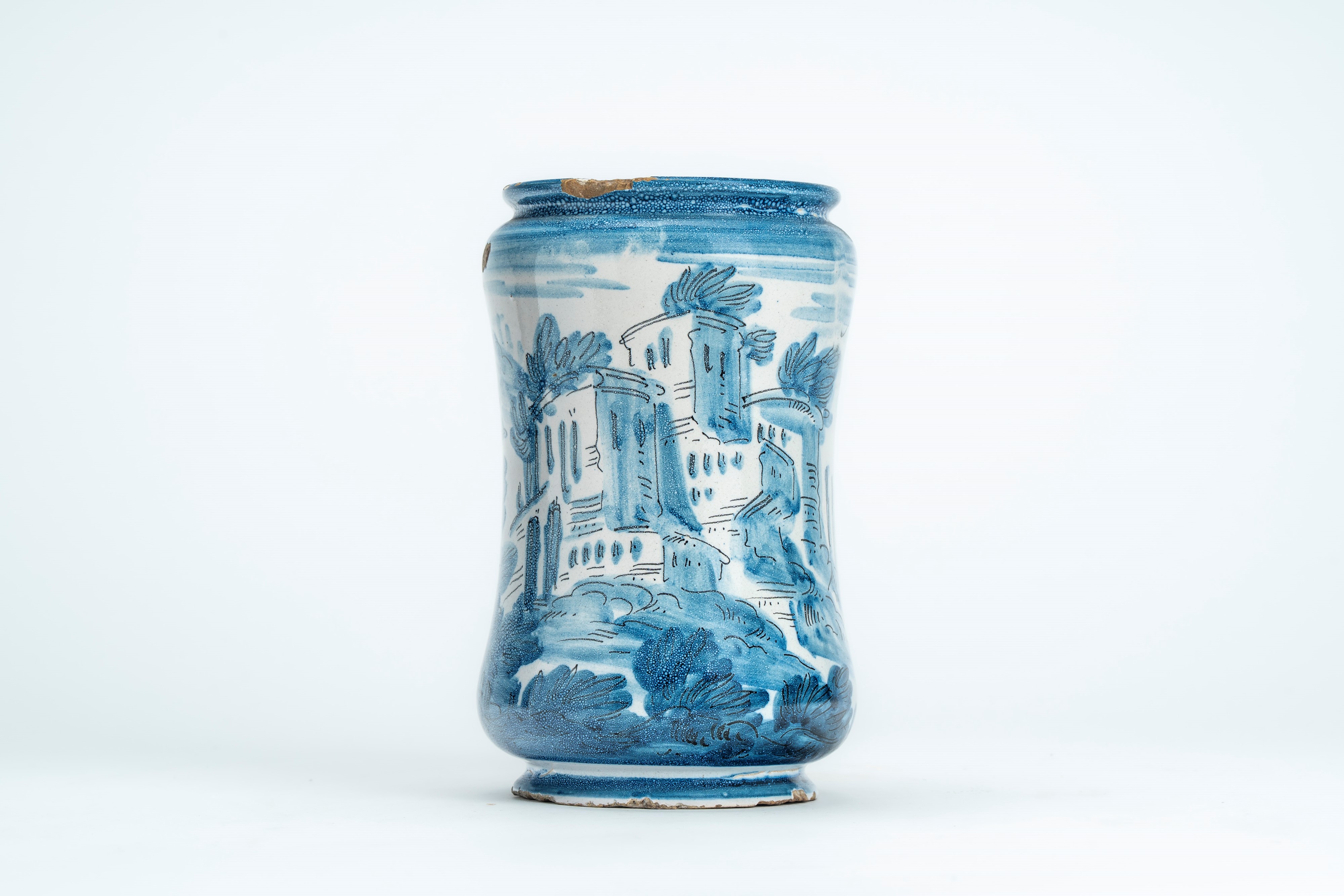 Albarello in maiolica con decoro "istoriato barocco" blu cobalto a putti alati e paesaggio archit...