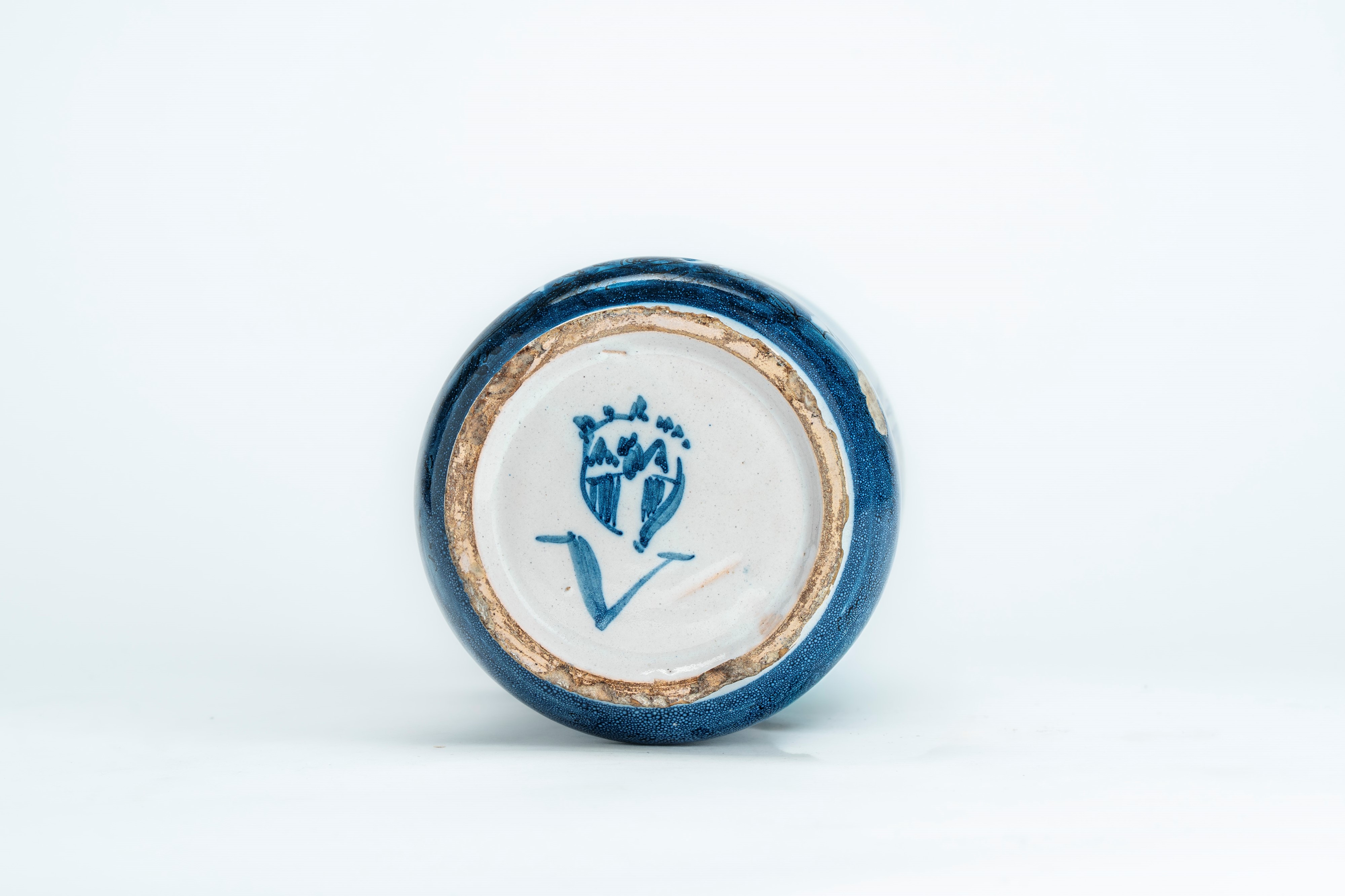 Albarello in maiolica con decoro "istoriato barocco" blu cobalto a putti alati e paesaggio archit...