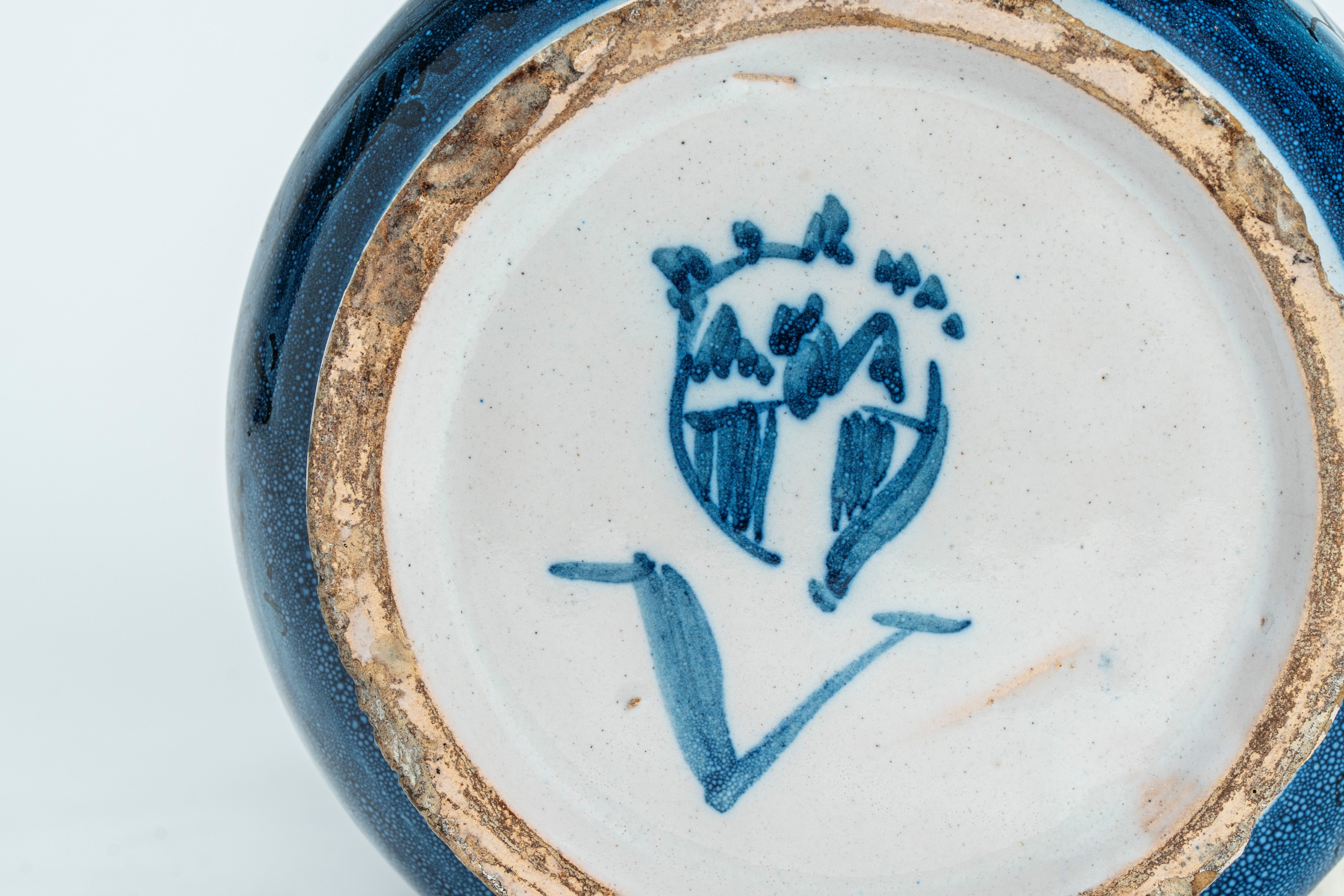 Albarello in maiolica con decoro "istoriato barocco" blu cobalto a putti alati e paesaggio archit...