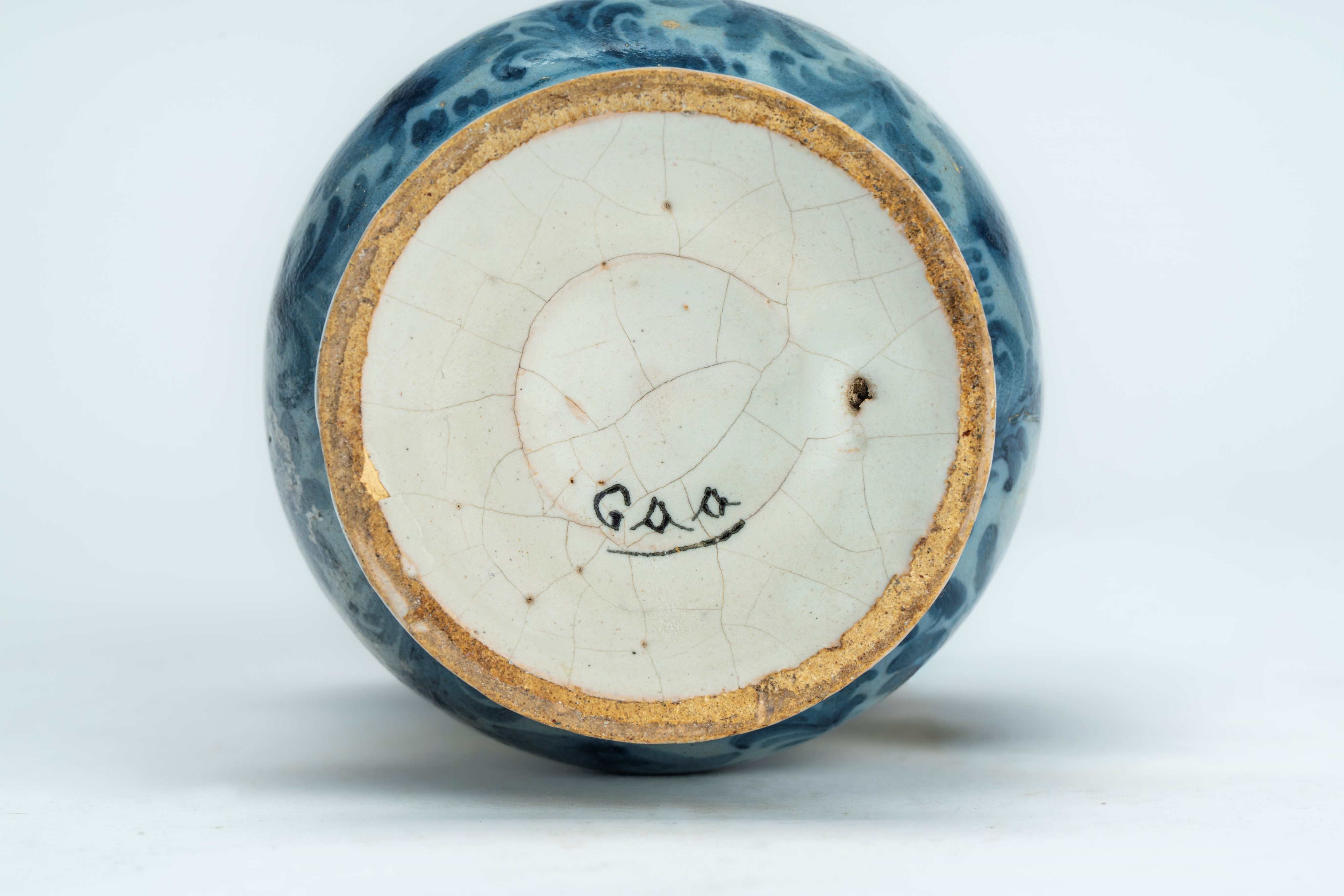 Albarello in maiolica con decoro blu cobalto a motivi vegetali interrotto da cartiglio con scritt...