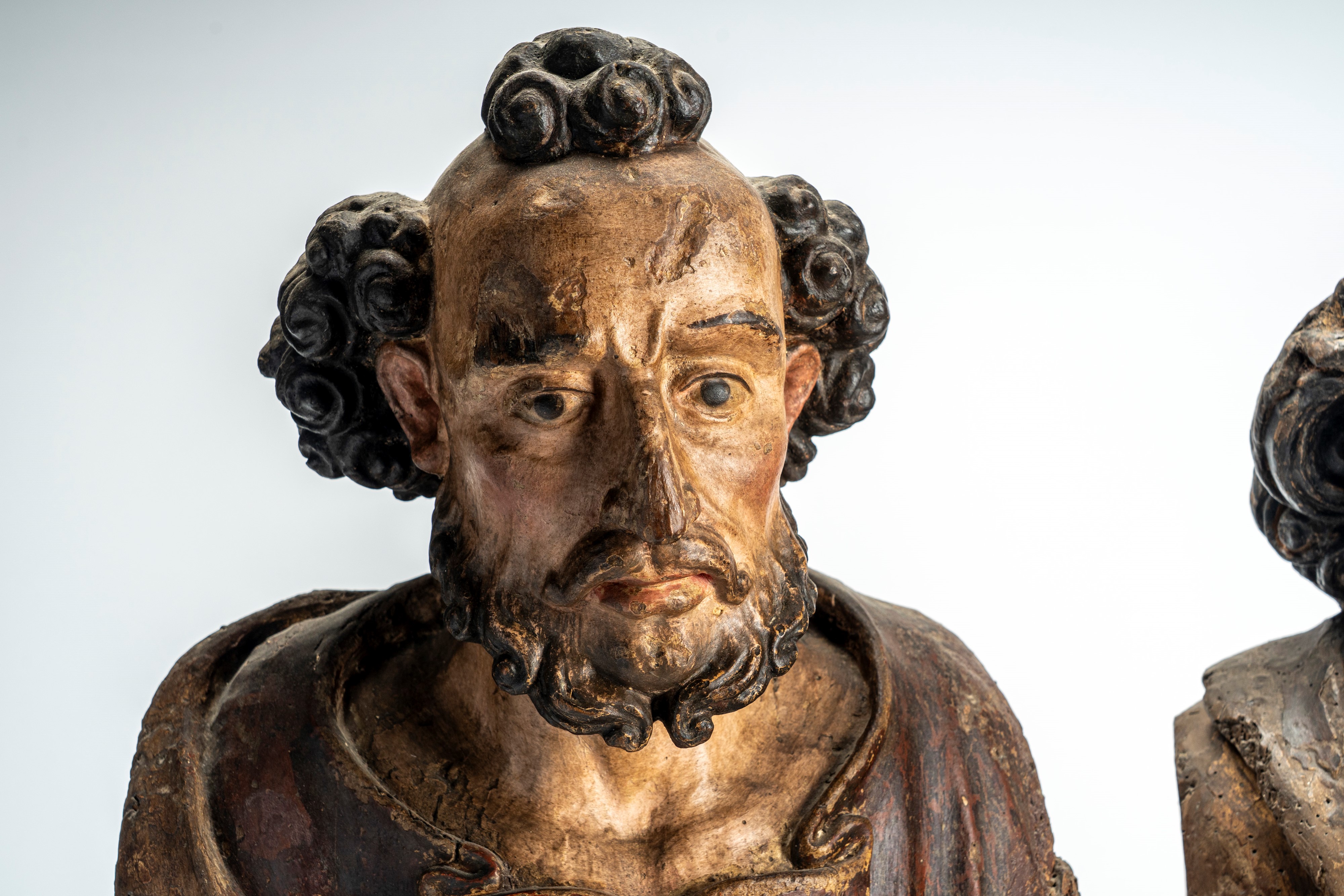 Due busti su basi a plinto in legno intagliato e dipinto raffiguranti San Filippo e San Simone, s...