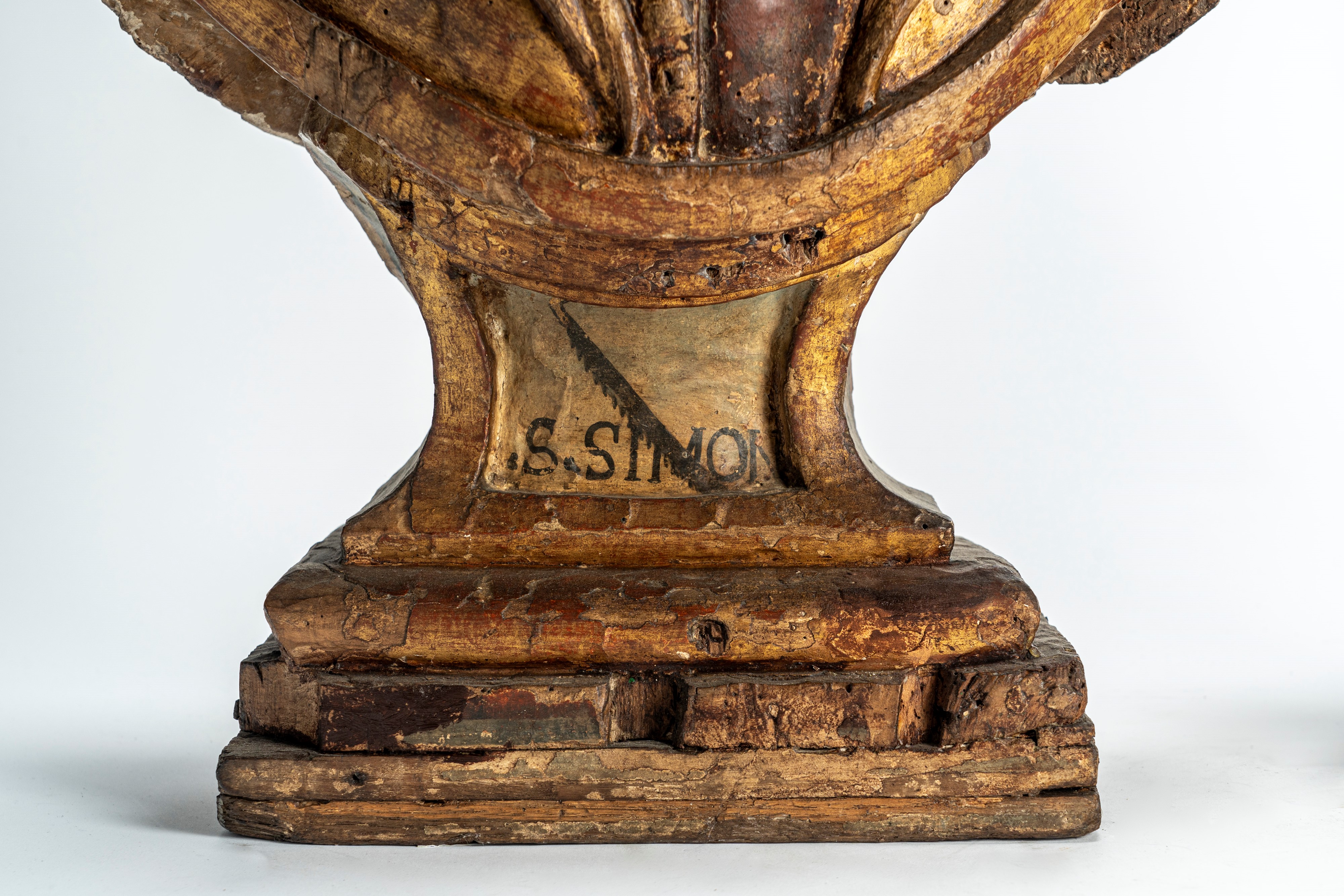 Due busti su basi a plinto in legno intagliato e dipinto raffiguranti San Filippo e San Simone, s...