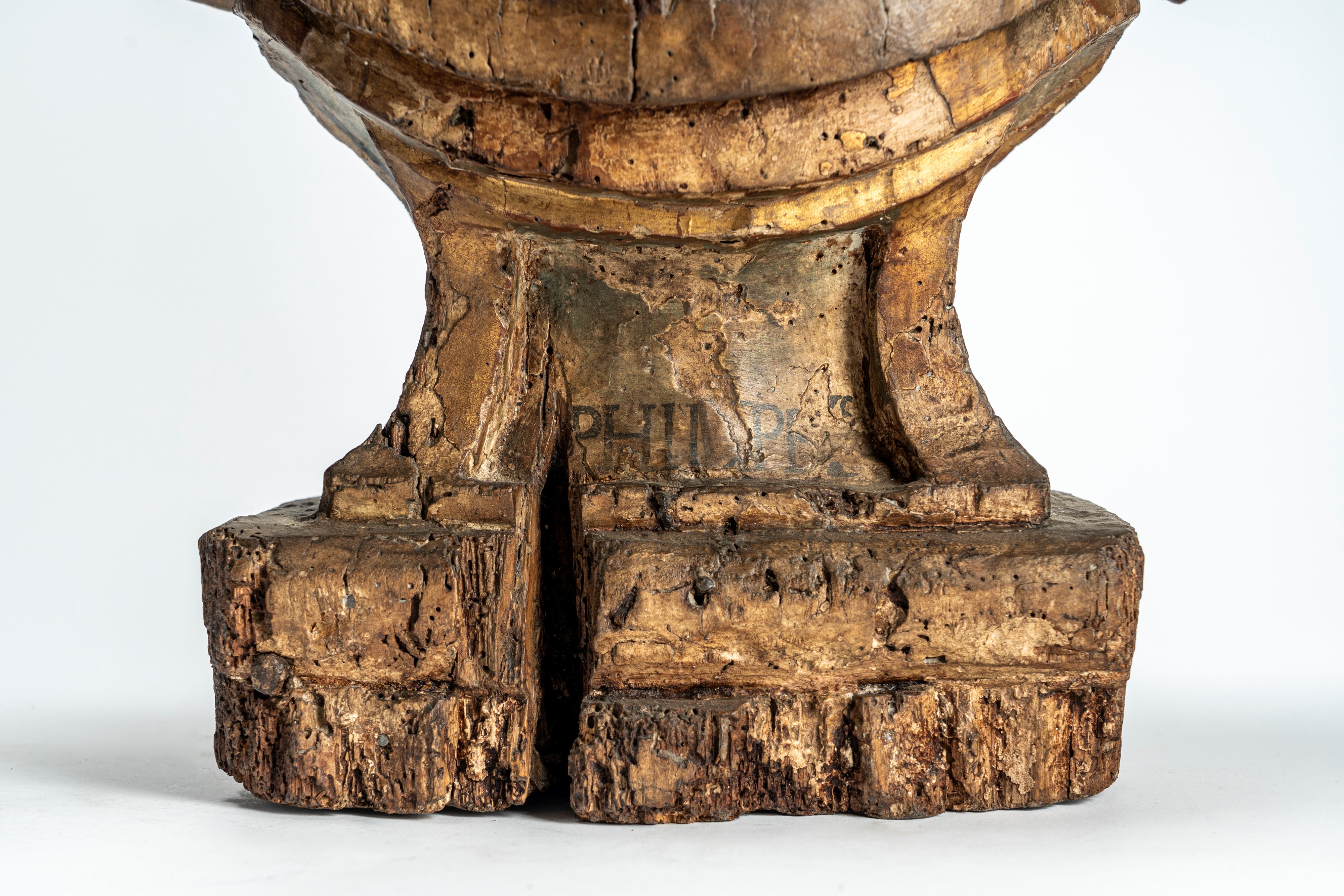 Due busti su basi a plinto in legno intagliato e dipinto raffiguranti San Filippo e San Simone, s...