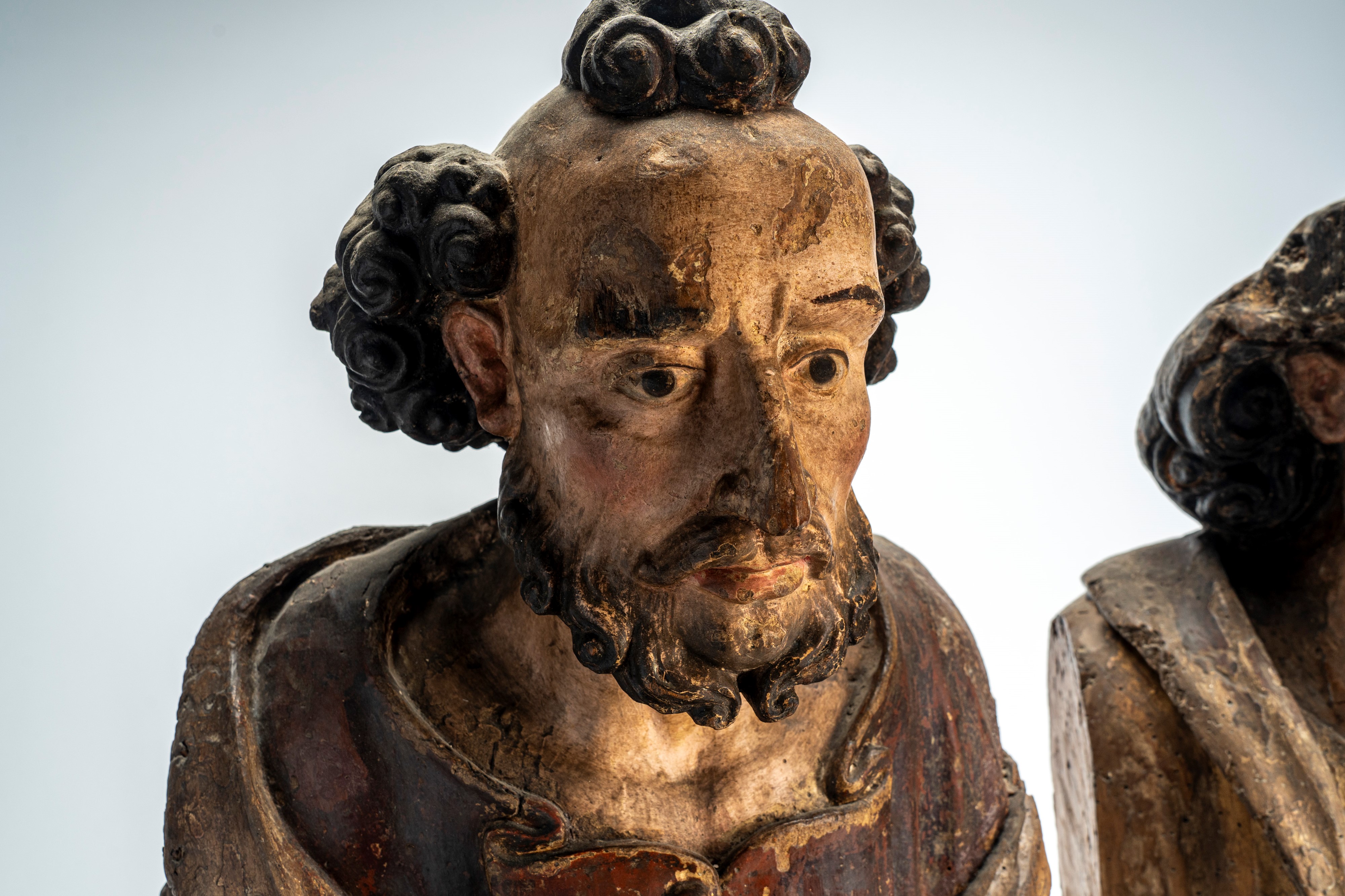 Due busti su basi a plinto in legno intagliato e dipinto raffiguranti San Filippo e San Simone, s...