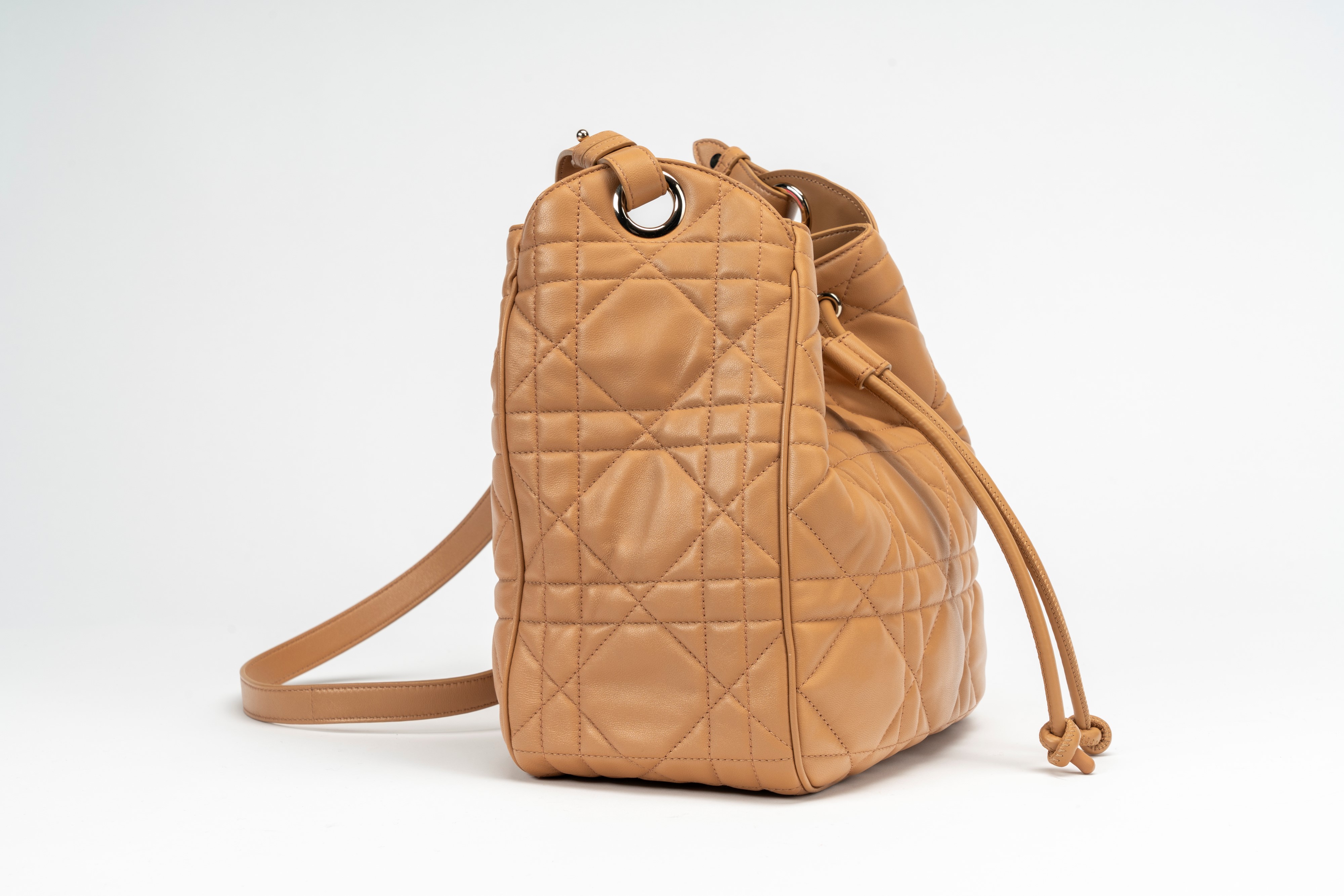 Christian Dior - Borsa secchiello D-Motion in pelle macrocannage