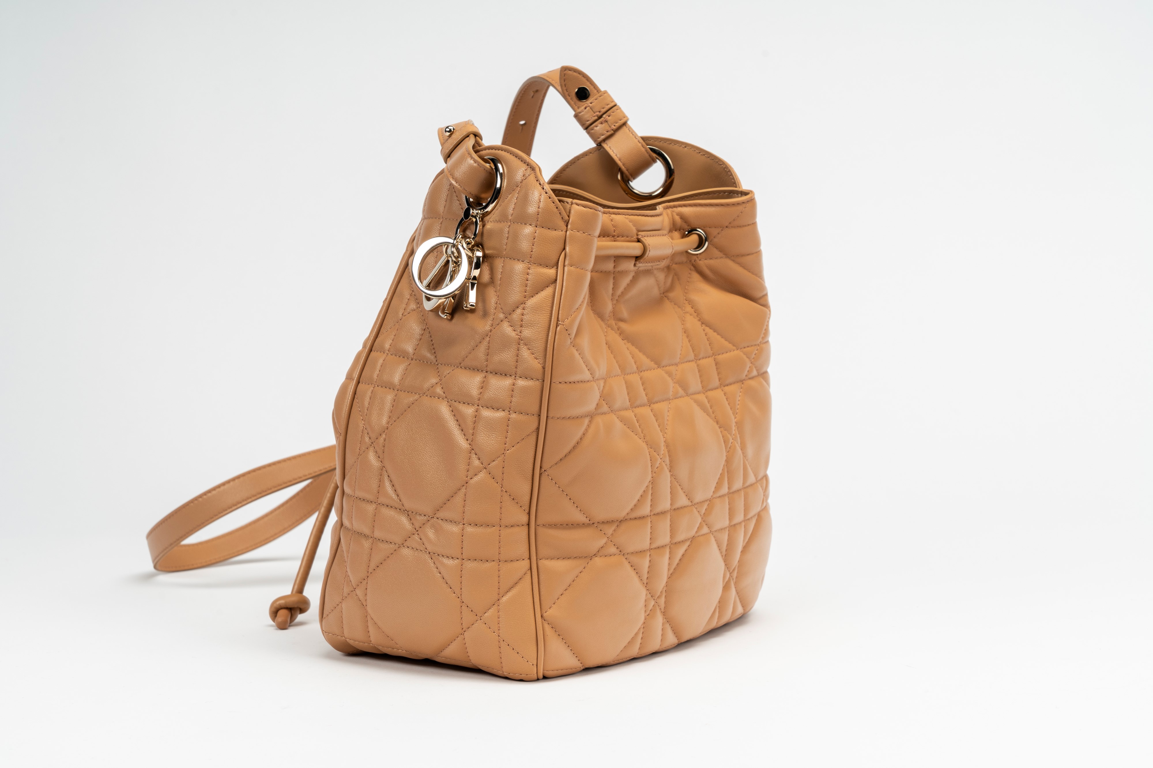 Christian Dior - Borsa secchiello D-Motion in pelle macrocannage