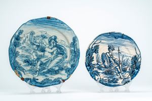 Due piatti in maiolica a bordo mosso con decoro blu cobalto a soldato in un paesaggio. Albissola o Savona, secolo XVIII