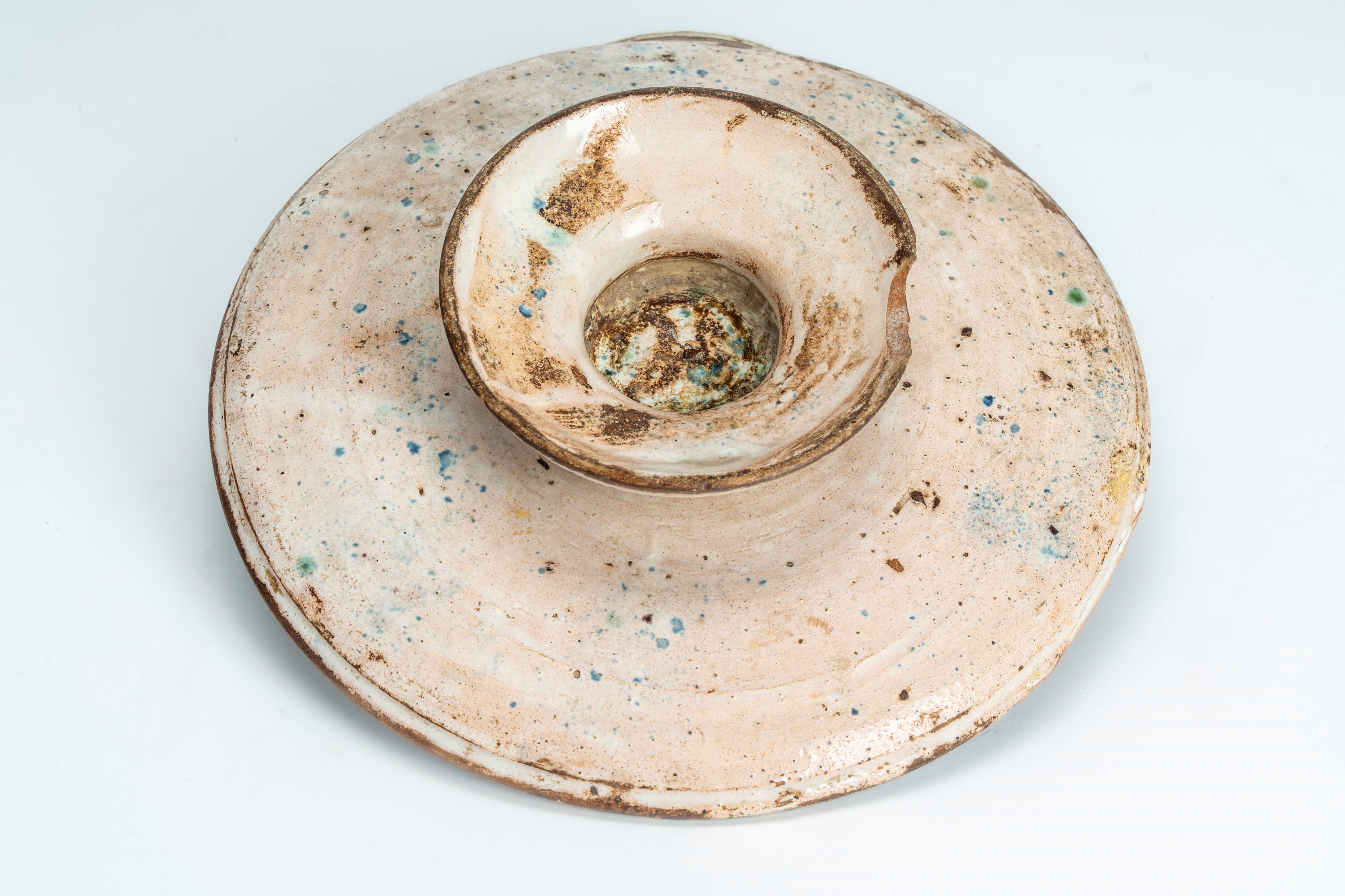 Alzata in terracotta smaltata con decoro blu cobalto a volatile in un paesaggio stilizzato. Ligur...