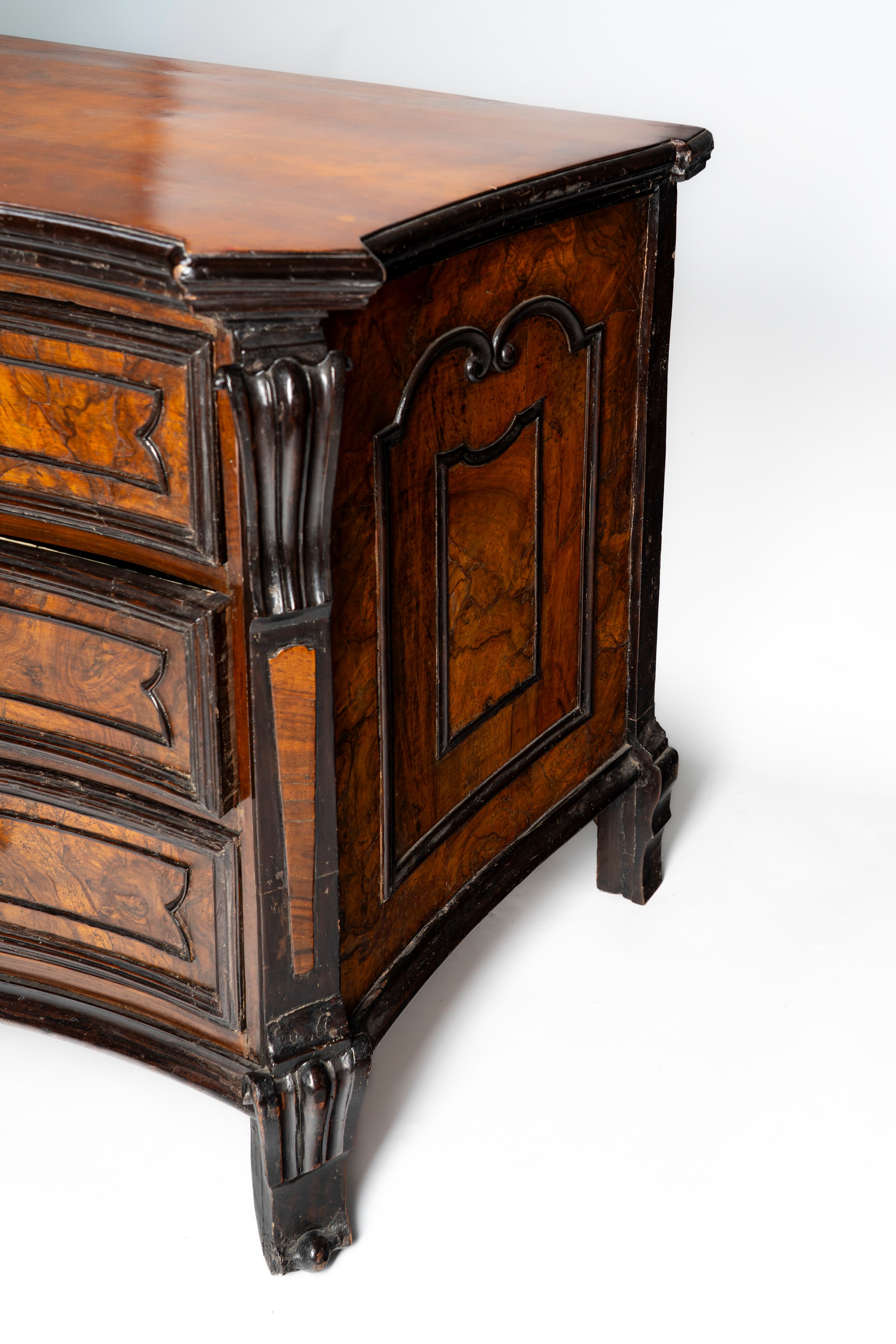 Antico cassettone lombardo lastronato in noce e radica di noce con fronte mosso a tre cassetti pr...