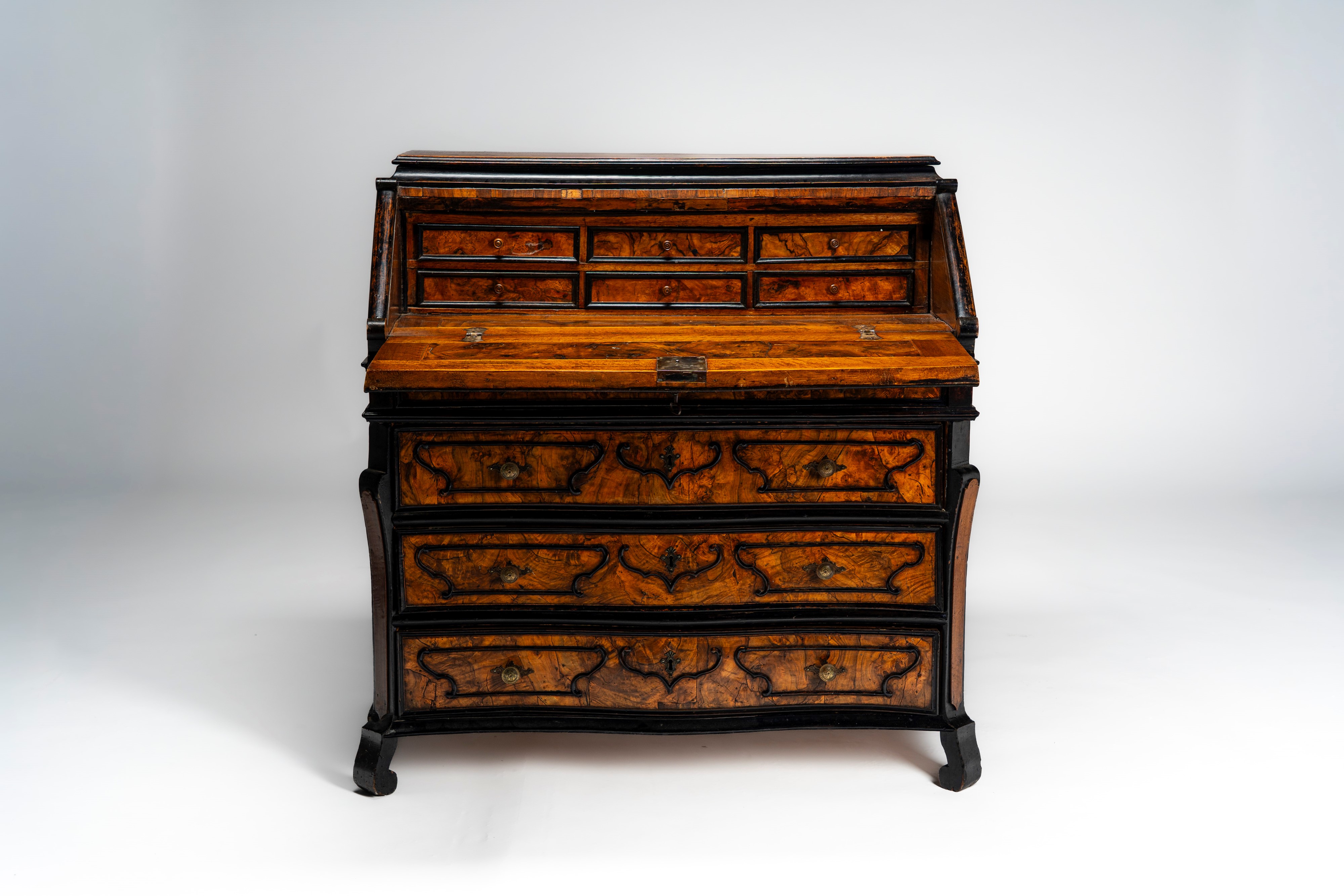Antico cassettone lombardo a ribalta lastronato in noce e radica di noce a tre cassetti più uno a...