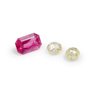 Lotto di tre pietre preziose: due diamanti incolori e una tormalina rosa