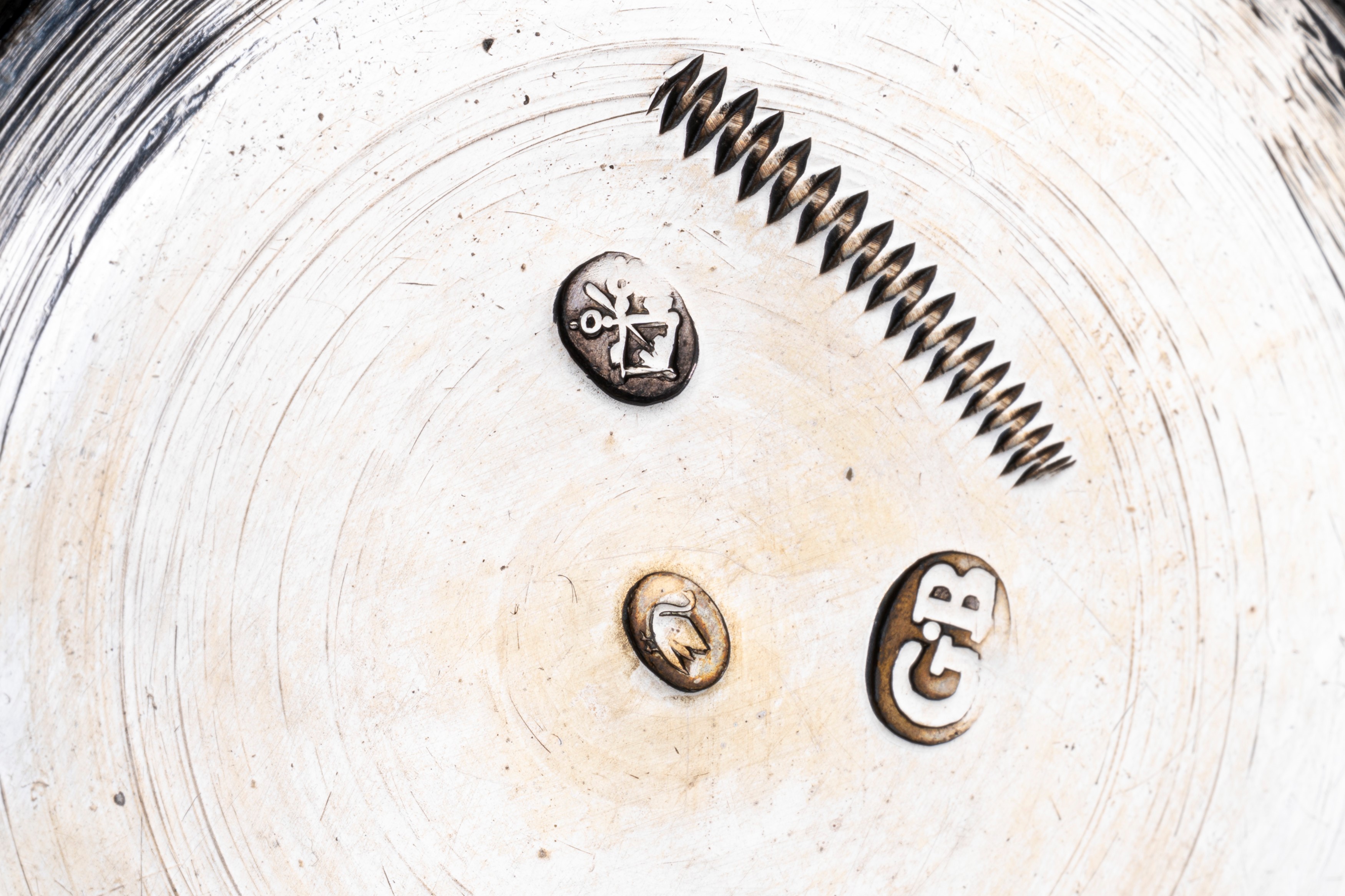 Lotto di tre bottigliette e due contenitori in cristallo con coperchio in argento