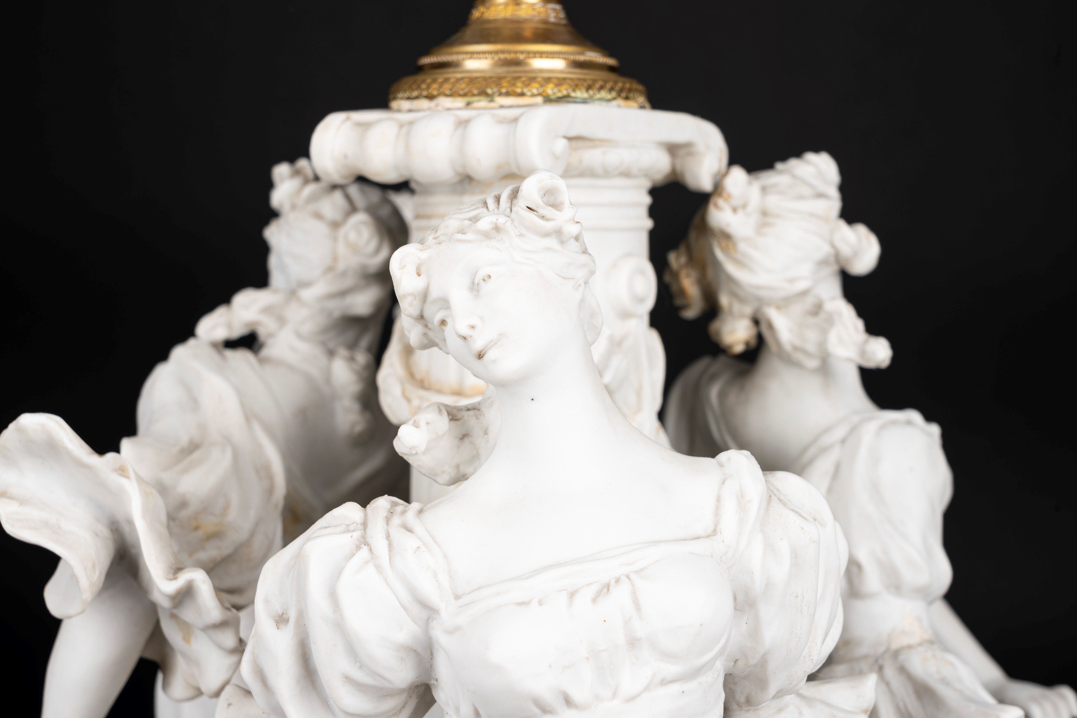 Lampada da tavolo in biscuit e bronzo dorato, con fusto con tre fanciulle danzanti e ghirlande di...