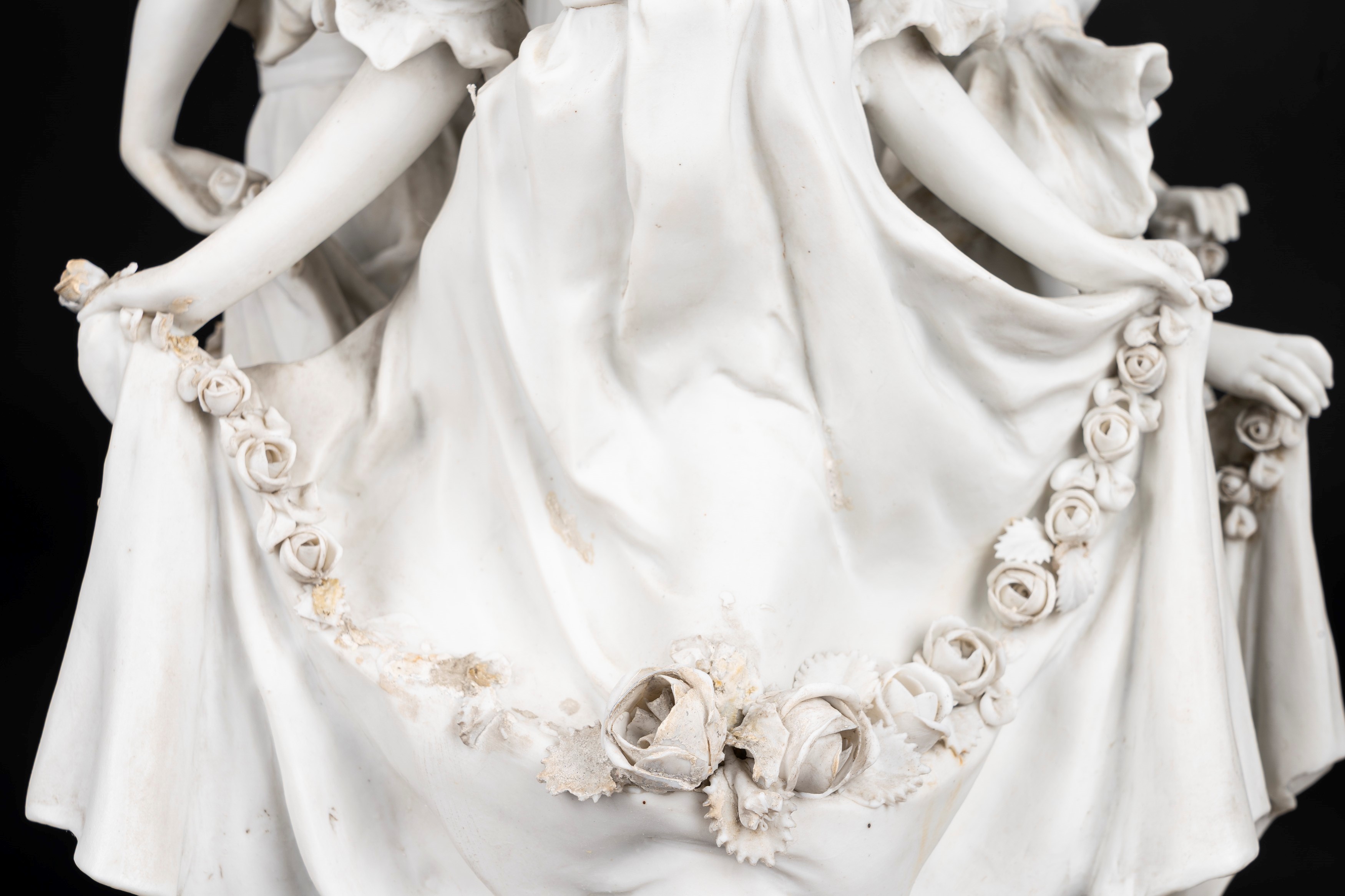 Lampada da tavolo in biscuit e bronzo dorato, con fusto con tre fanciulle danzanti e ghirlande di...