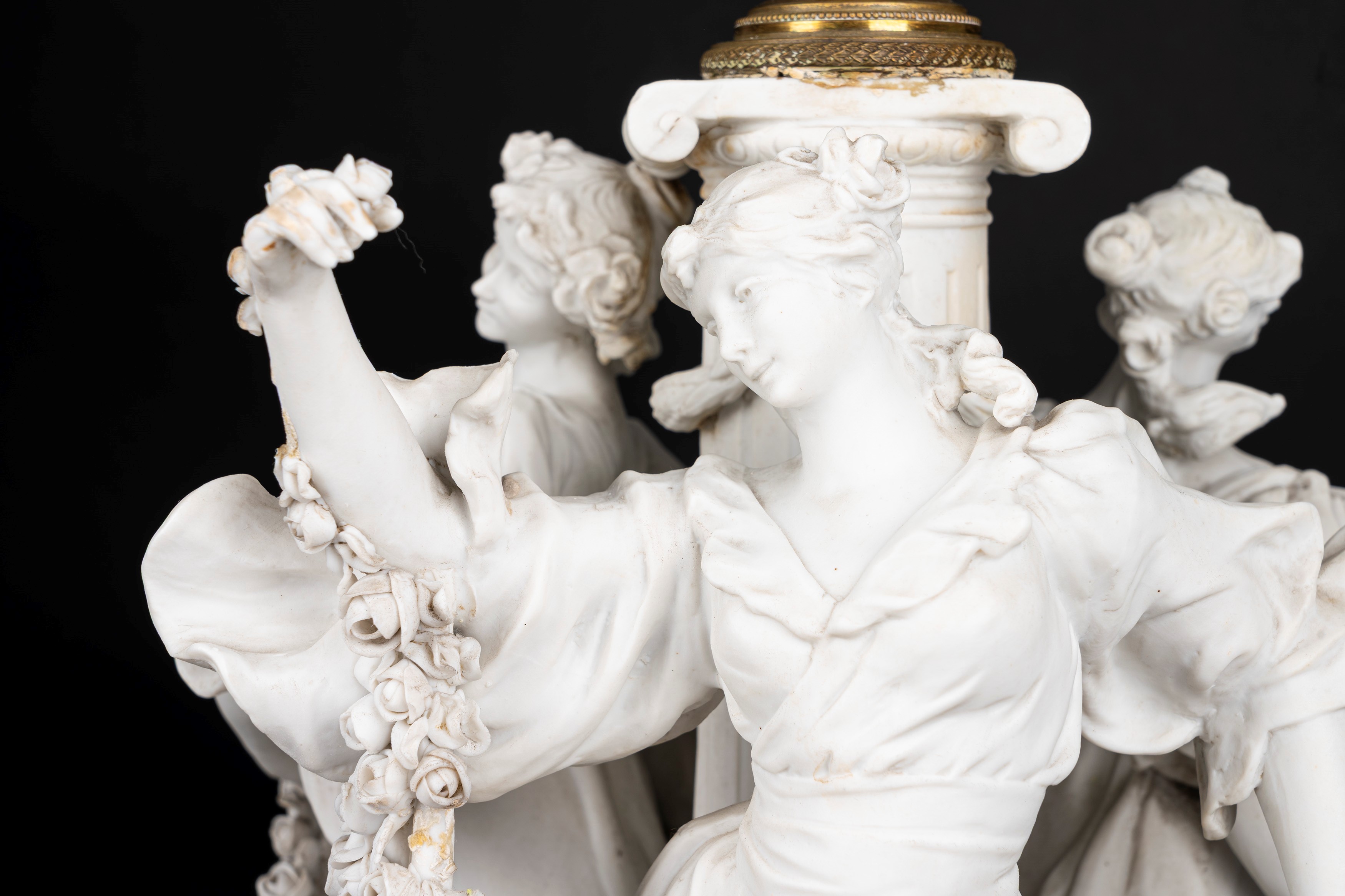 Lampada da tavolo in biscuit e bronzo dorato, con fusto con tre fanciulle danzanti e ghirlande di...