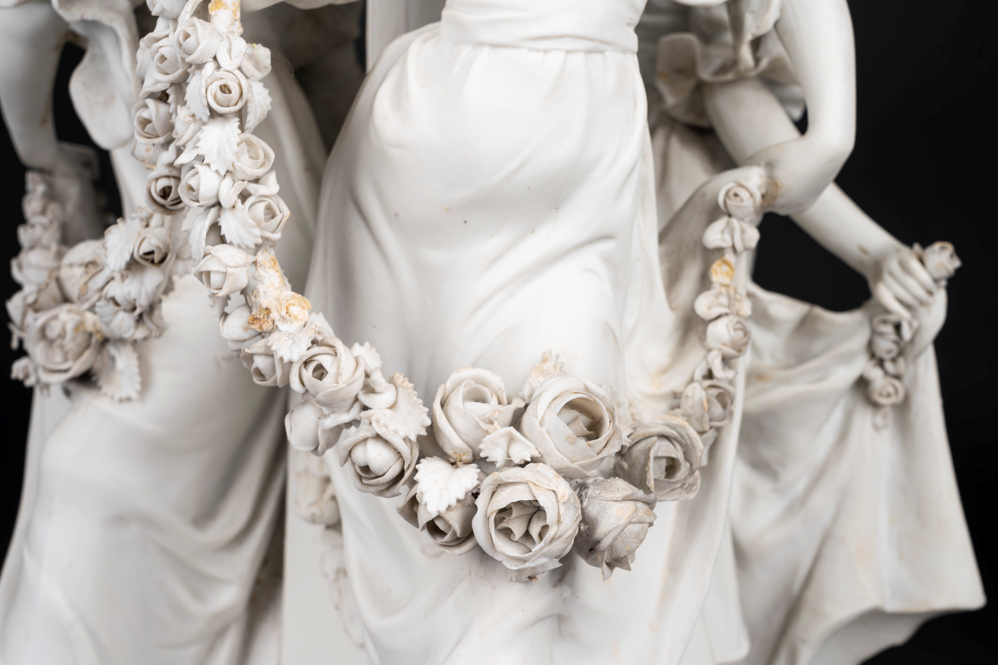 Lampada da tavolo in biscuit e bronzo dorato, con fusto con tre fanciulle danzanti e ghirlande di...