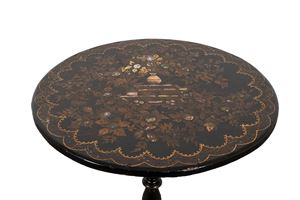 Tavolino tondo con piano decorato a motivi floreali con intarsi in madreperla, secolo XIX