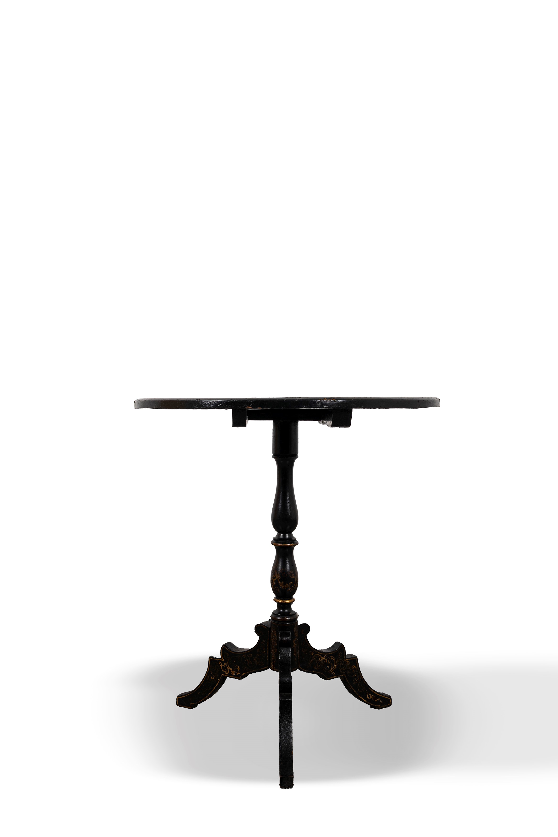 Tavolino tondo con piano decorato a motivi floreali con intarsi in madreperla, secolo XIX