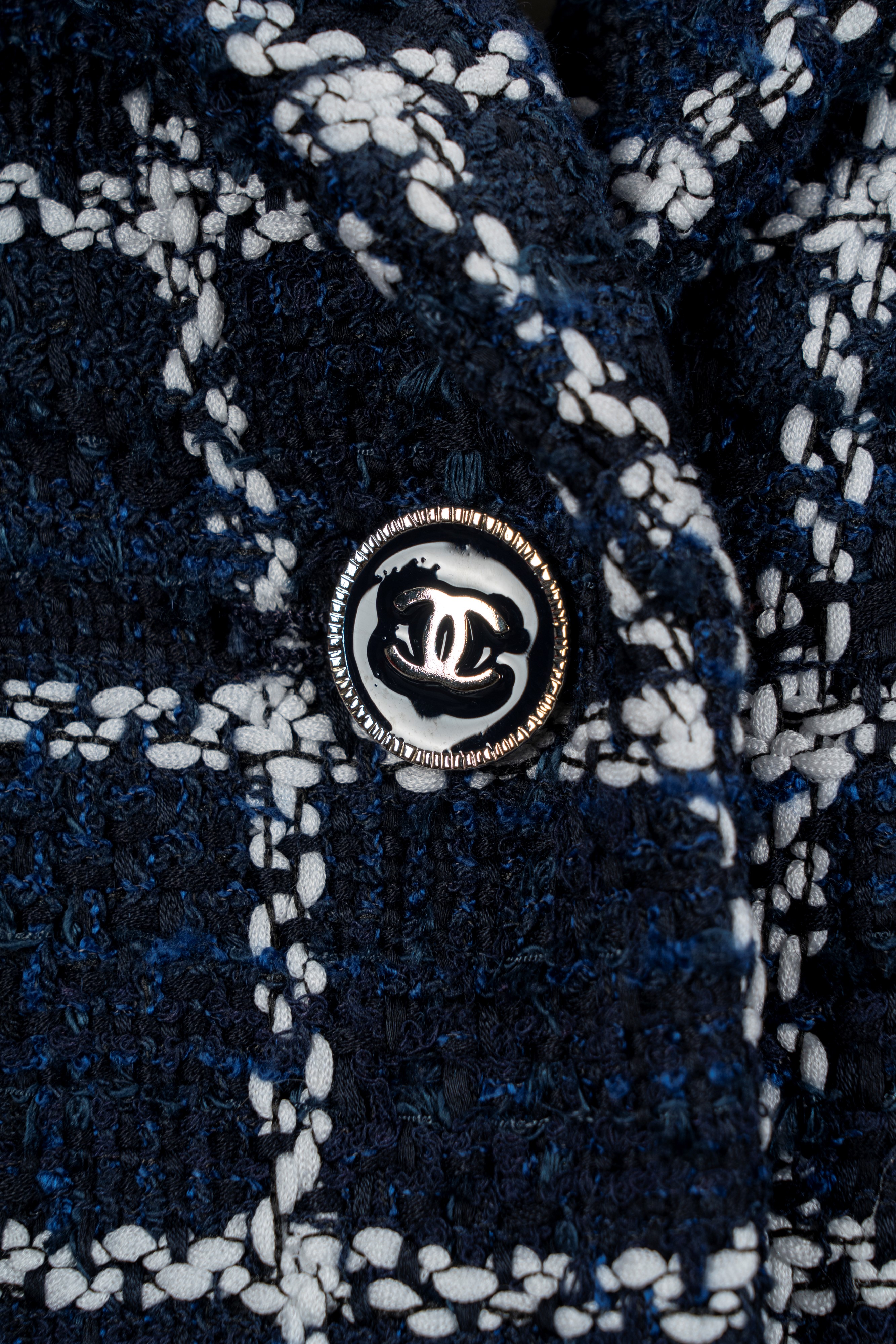 Chanel - Giacca lunga in misto cotone bouclè blu con riquadri bianchi
