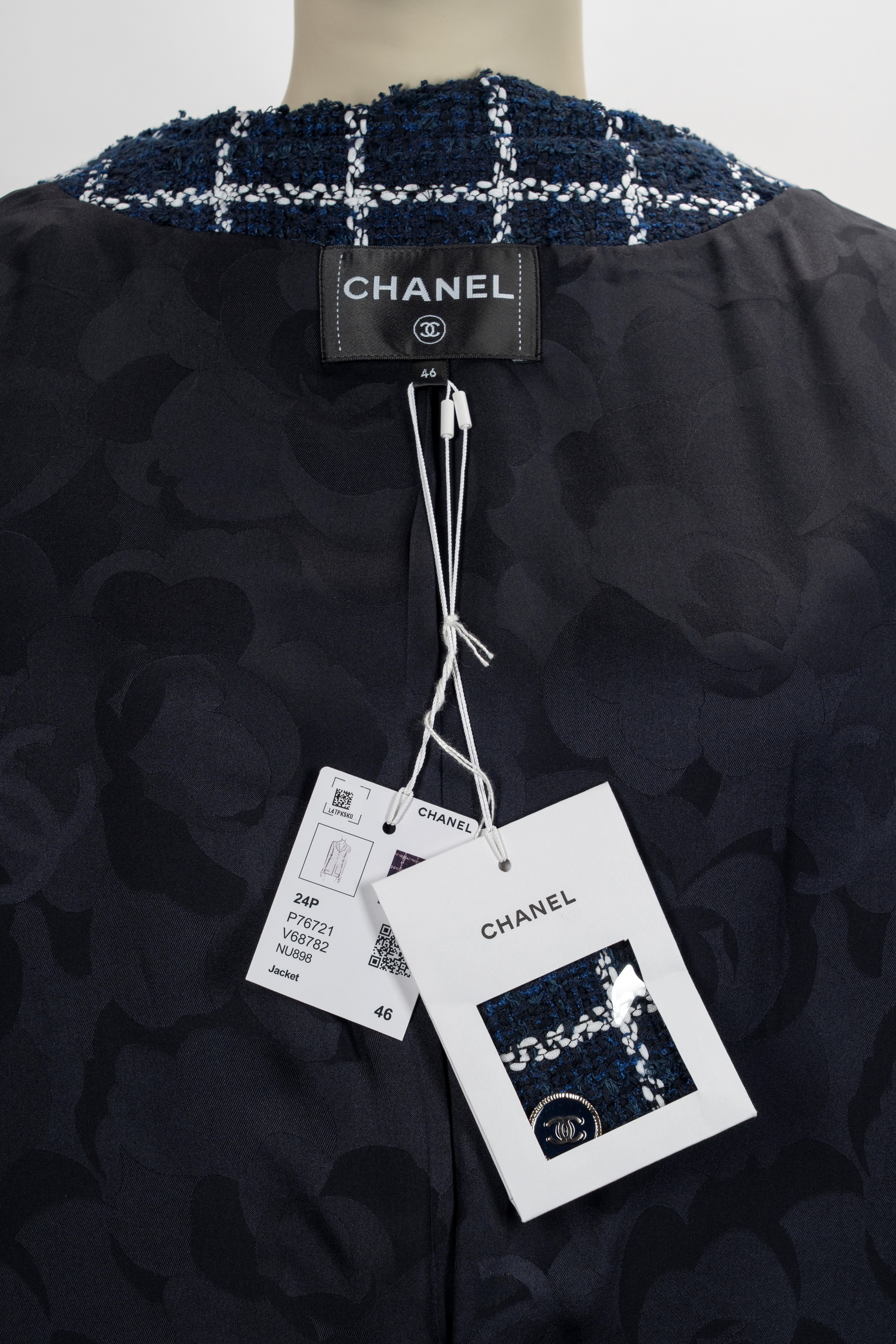 Chanel - Giacca lunga in misto cotone bouclè blu con riquadri bianchi