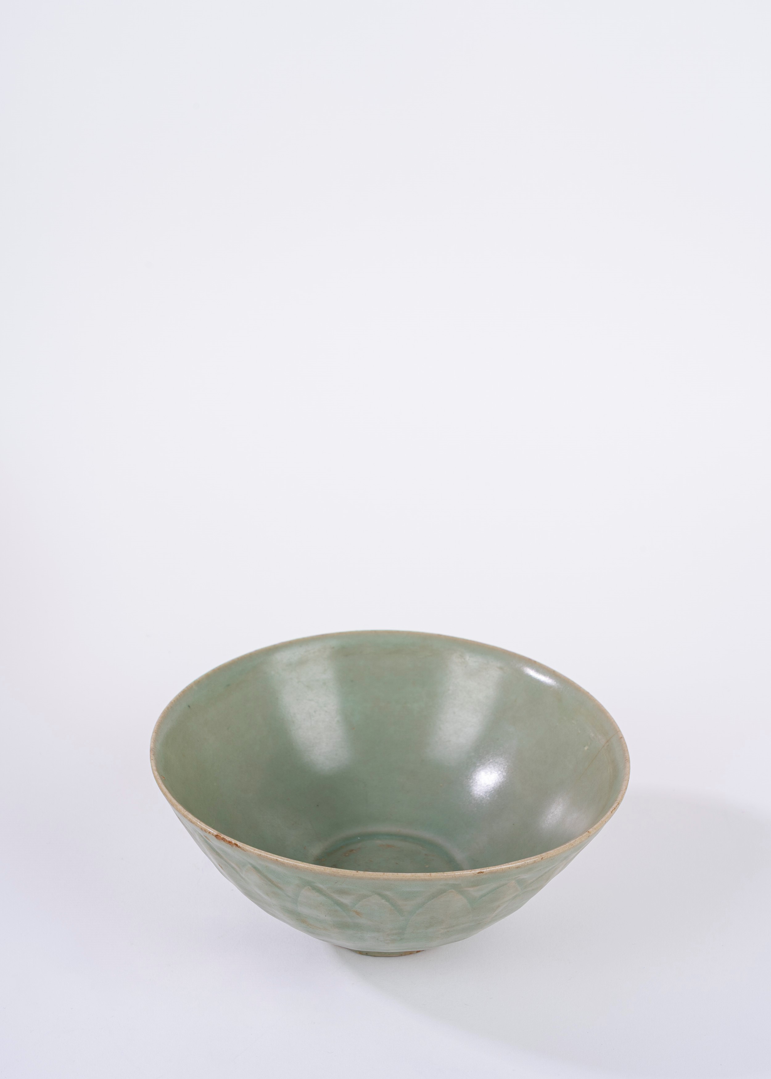 Ciotola a invetriatura Celadon con decoro a fiore di loto a rilievo. Cina, Dinastia Ming (1368-16...