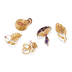 Five brooches with red gemstone