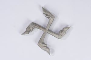 Croce con piedi a zoccolo