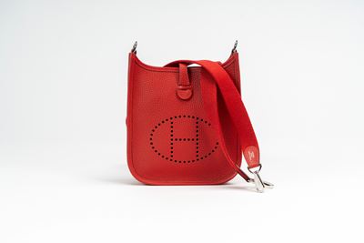 Borsa mini Evelyne, pelle clémence Rouge Vif, dettagli in palladio, tracolla in tessuto