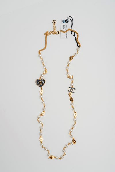 Collana, in metallo dorato con perle fancy e smalti