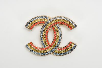 Spilla logo in metallo con strass multicolor