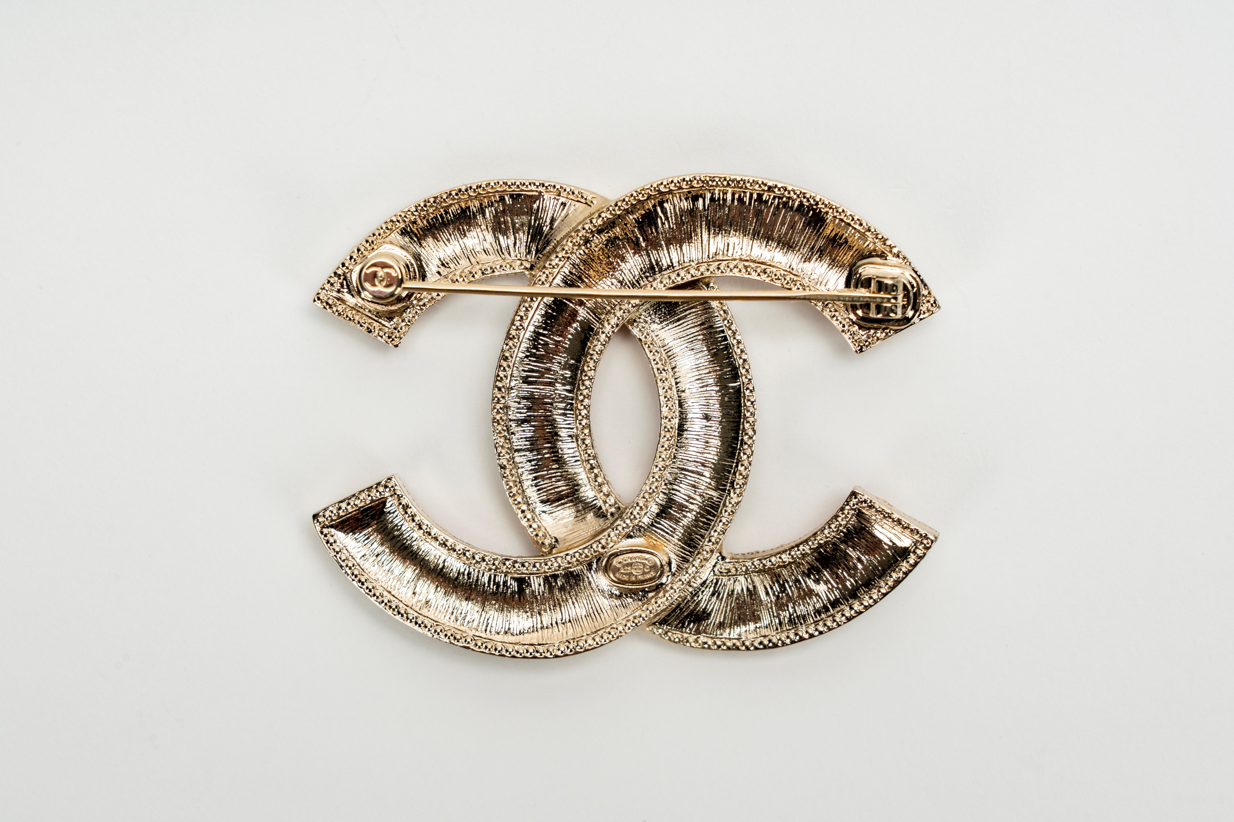 Chanel - Spilla logo in metallo con strass multicolor