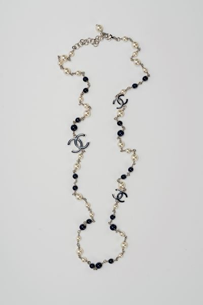Collana in metallo con perle fancy, paste vitree e smalti