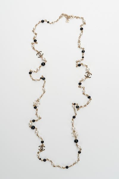 Collana in metallo, perle, paste vitree e strass