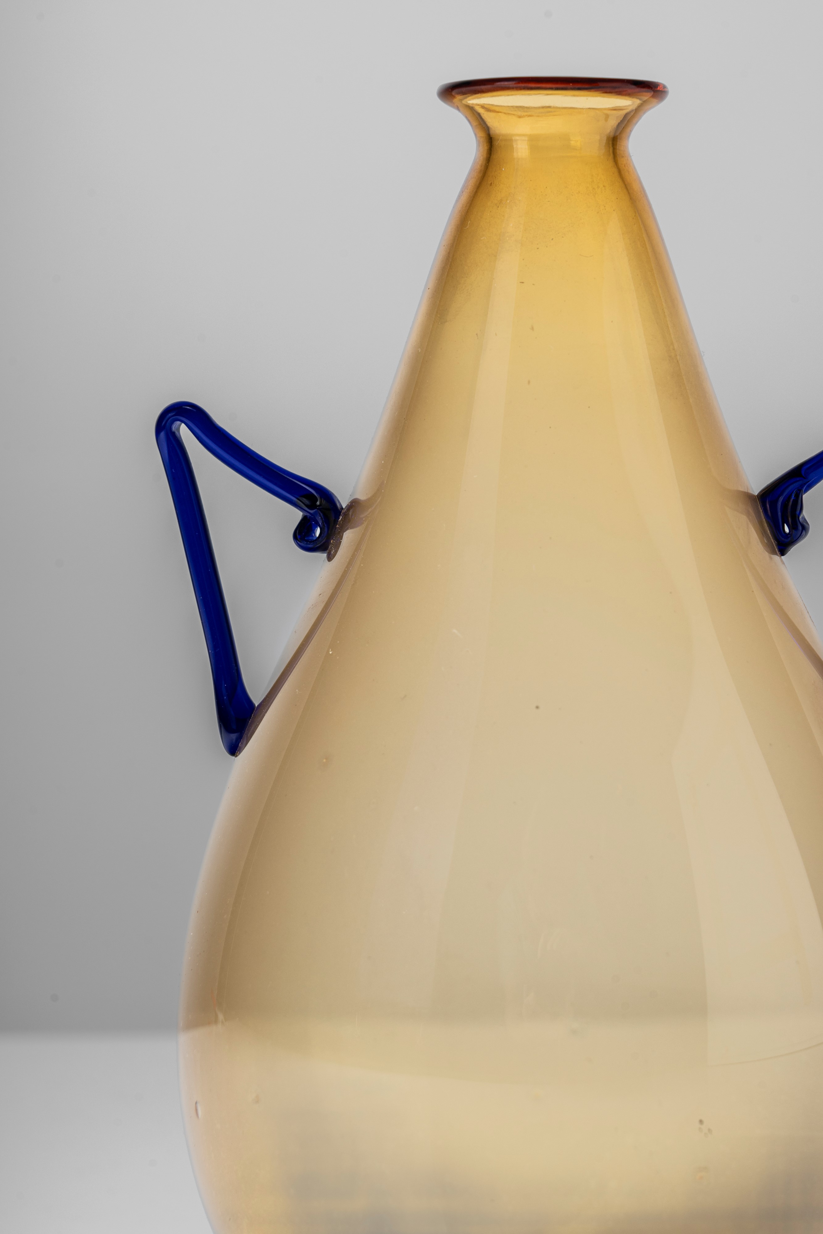 Vaso in vetro pagliesco con anse applicate