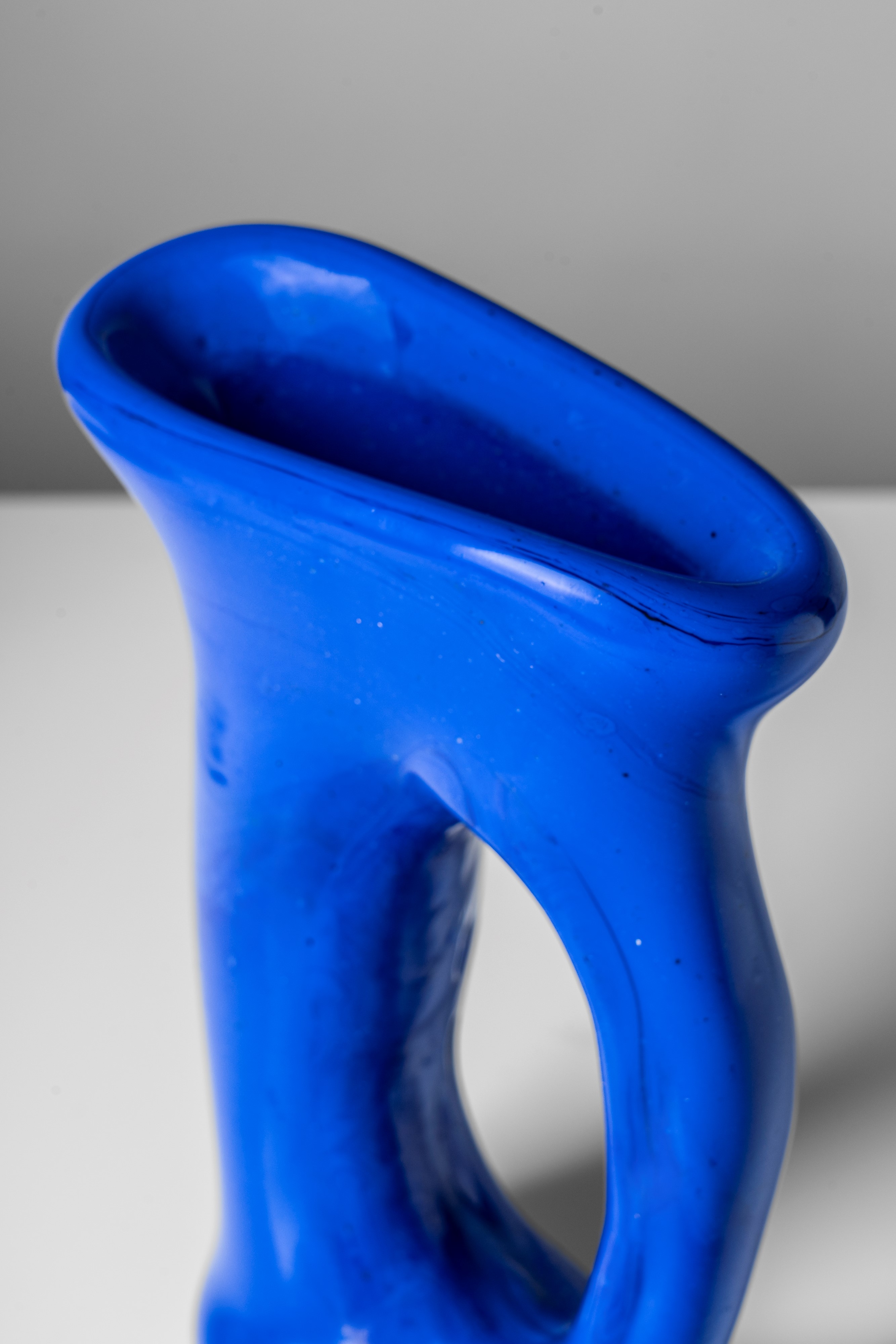 Coppia di rari vasi in pasta di vetro