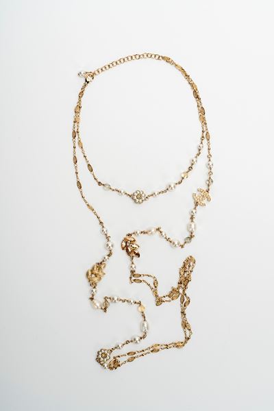 Collana in metallo dorato con strass e perle fancy
