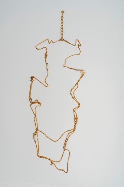 Collana in metallo dorato con inserti in strass e perle fancy
