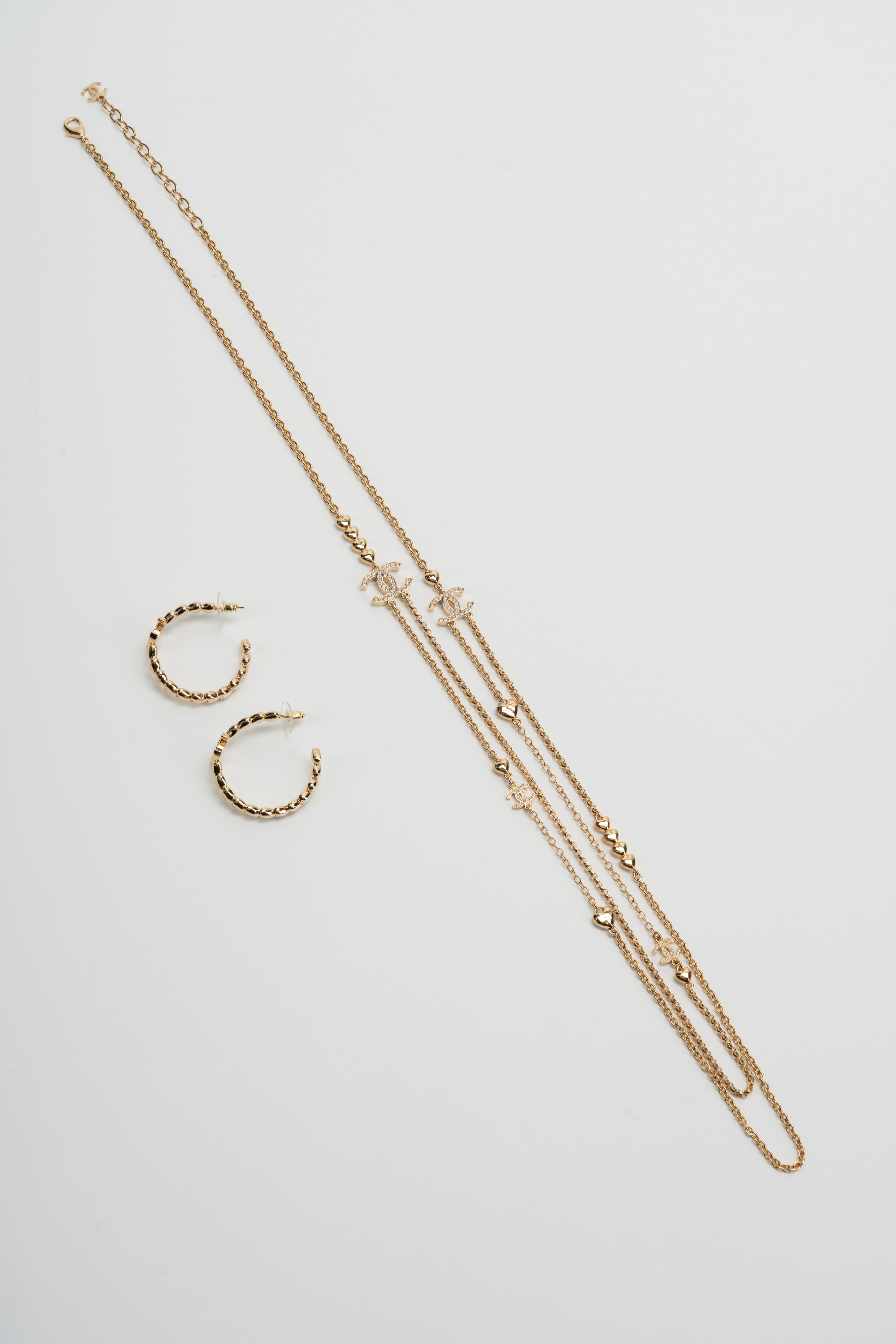 Chanel - Demi parure, collana in metallo dorato e strass con orecchini in pendant