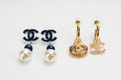 Lotto composto da due paio di orecchini in metalli diversi con strass, paste vitree, perle fancy ...
