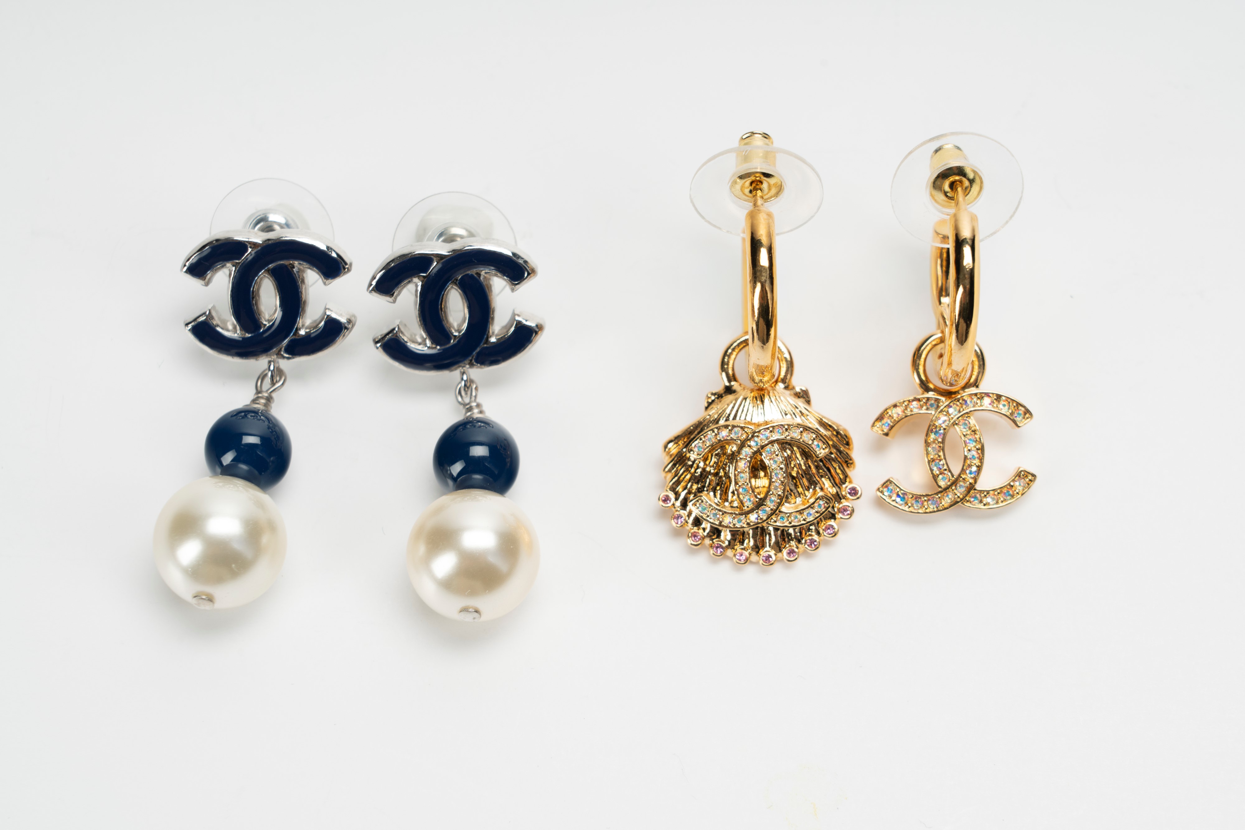 Chanel - Lotto composto da due paio di orecchini in metalli diversi con strass, paste vitree, per...