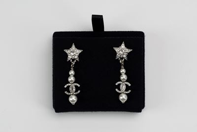 Orecchini in metallo con strass e perle fancy