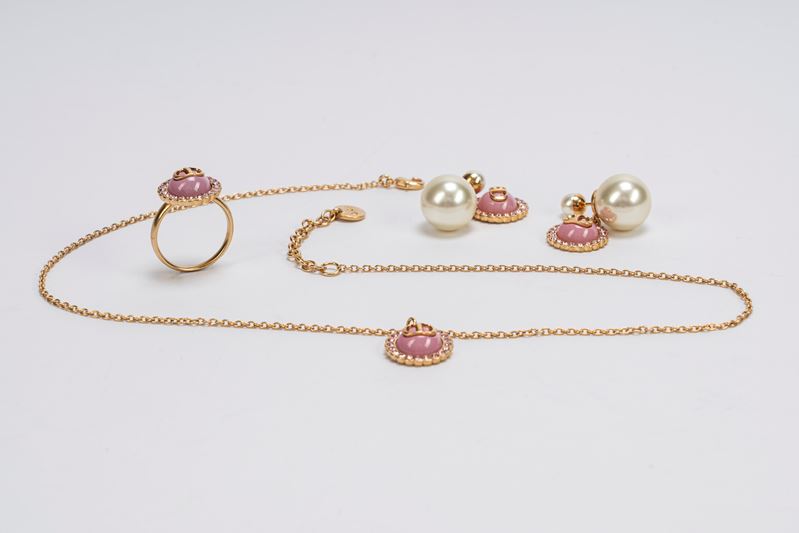 Demi parure composta da un girocollo, un paio di orecchini e un anello