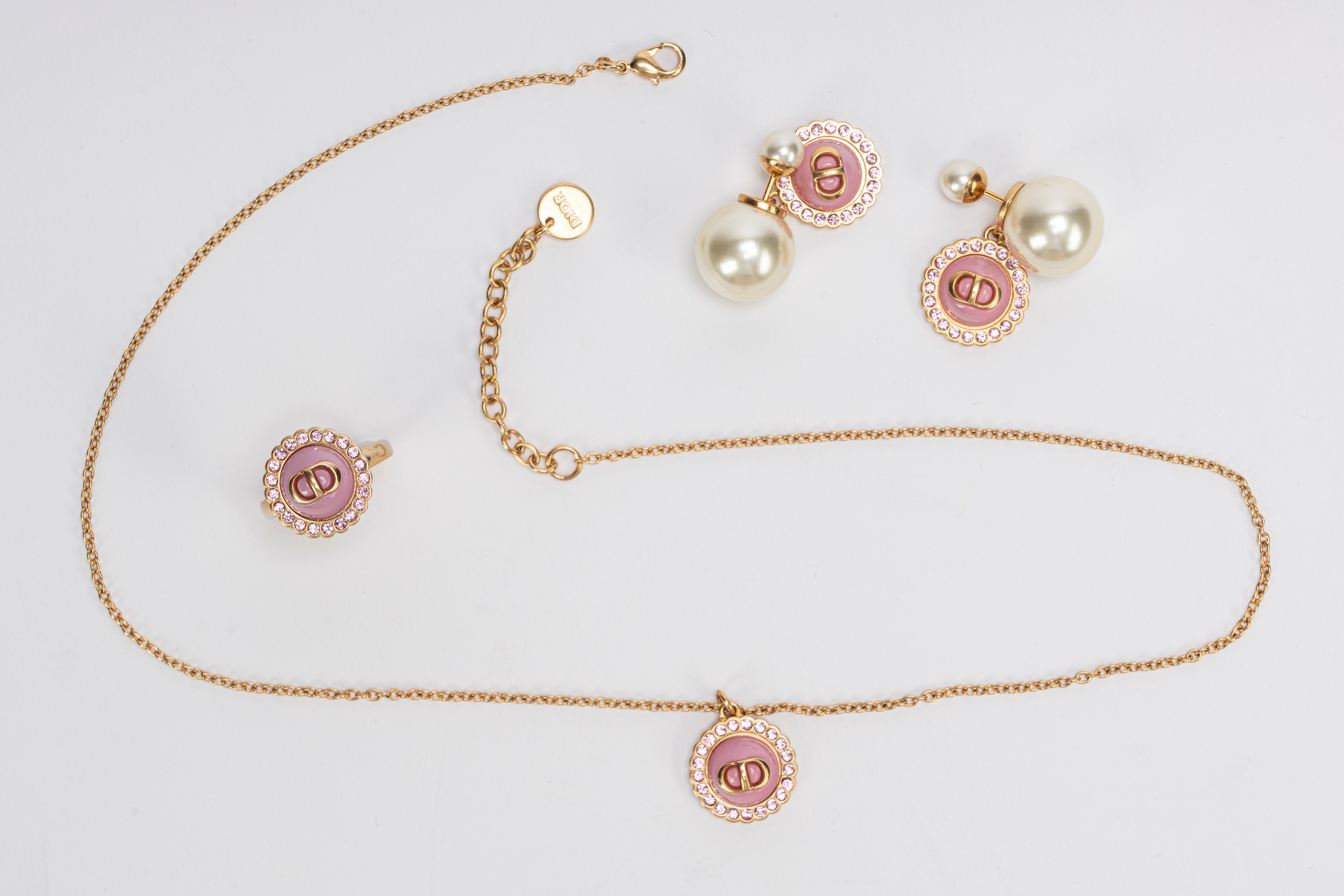 Demi parure composta da un girocollo, un paio di orecchini e un anello