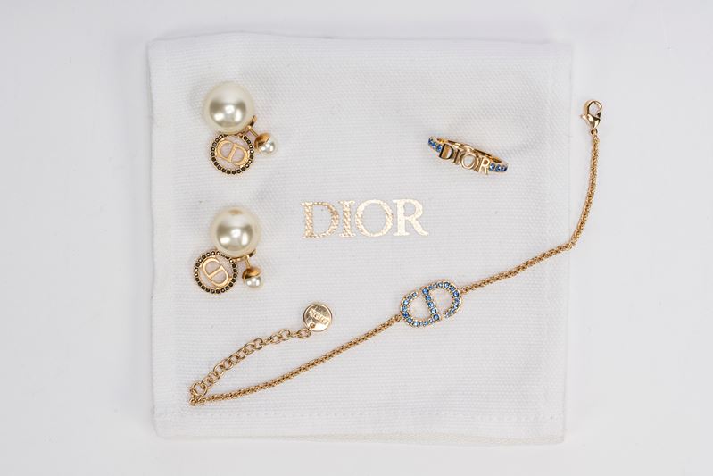 Lotto composto da un paio di orecchini, bracciale e anello