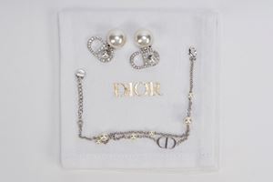 Lotto composto da un bracciale e un paio di orecchini