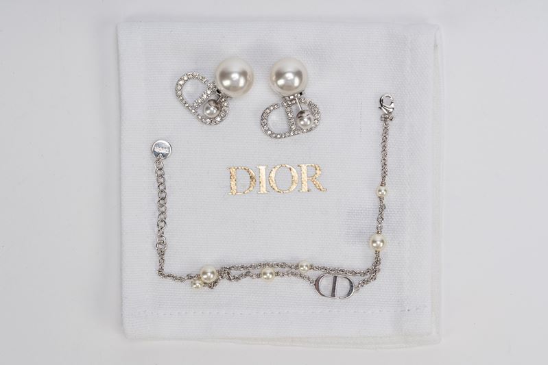 Lotto composto da un bracciale e un paio di orecchini